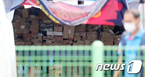 전북 익산 지역 CJ대한통운 택배 노조 파업이 이어지고 있는 9일 전북 익산시 CJ대한통운 터미널 펜스 너머로 가득 쌓인 택배들이 보이고 있다. 유경석 기자