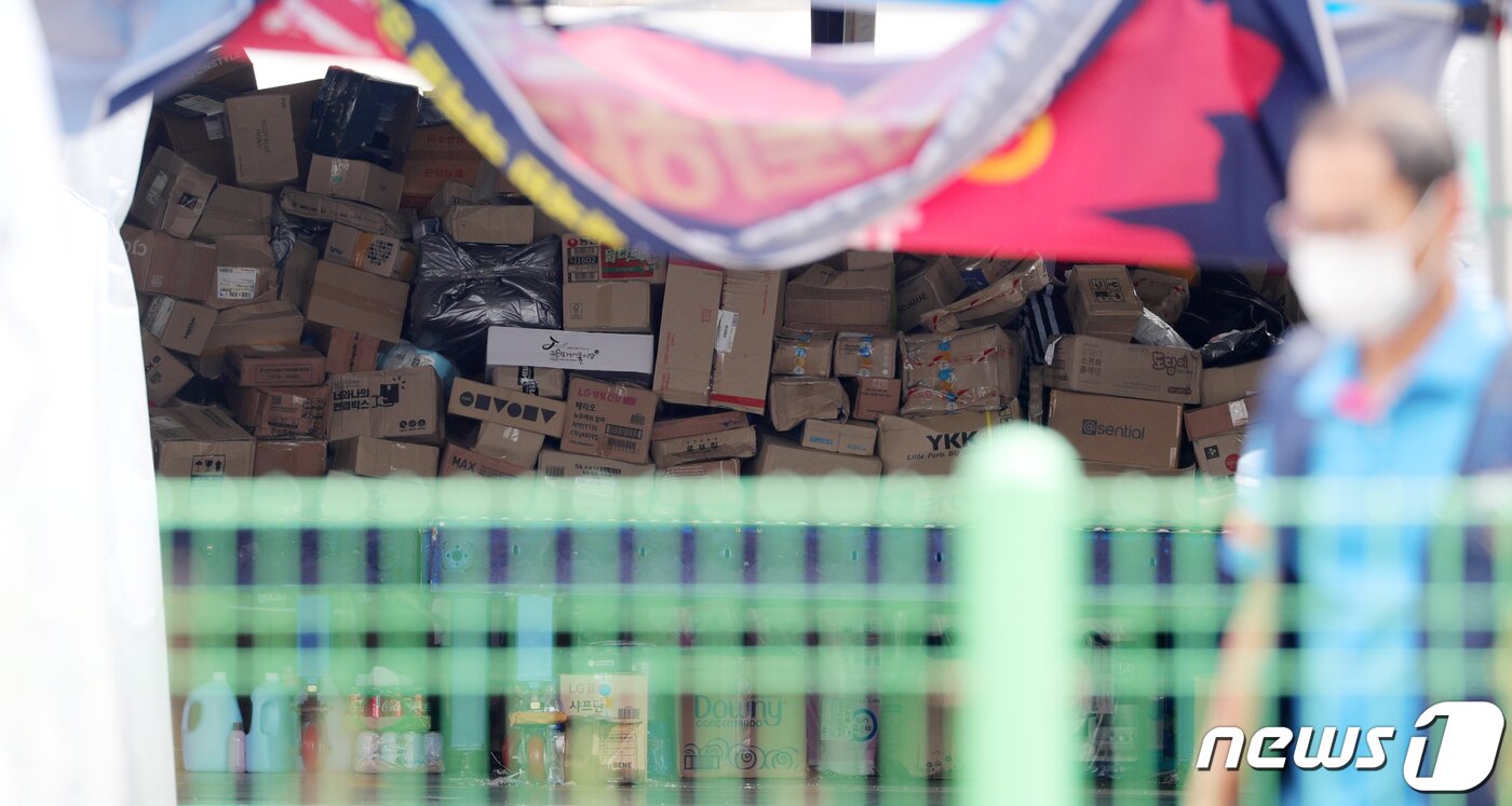 본문 이미지 - 전북 익산 지역 CJ대한통운 택배 노조 파업이 이어지고 있는 9일 전북 익산시 CJ대한통운 터미널 펜스 너머로 가득 쌓인 택배들이 보이고 있다. 유경석 기자