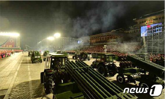 본문 이미지 - (평양 노동신문=뉴스1) = 북한이 9일 0시 평양 김일성광장에서 '민간 및 안전무력' 열병식을 진행했다고 노동당 기관지 노동신문이 보도했다. [국내에서만 사용가능. 재배포 금지. DB 금지. For Use Only in the Republic of Korea. Redistribution Prohibited] rodongphoto@news1.krⓒ 뉴스1