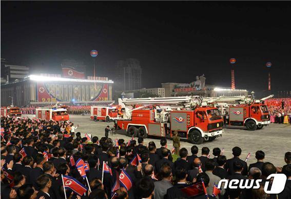 본문 이미지 - (평양 노동신문=뉴스1) = 북한이 9일 0시 평양 김일성광장에서 '민간 및 안전무력' 열병식을 진행했다고 노동당 기관지 노동신문이 보도했다. [국내에서만 사용가능. 재배포 금지. DB 금지. For Use Only in the Republic of Korea. Redistribution Prohibited] rodongphoto@news1.krⓒ 뉴스1