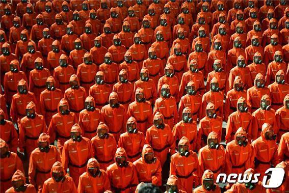 본문 이미지 - (평양 노동신문=뉴스1) = 북한이 9일 0시 평양 김일성광장에서 '민간 및 안전무력' 열병식을 진행했다고 노동당 기관지 노동신문이 보도했다.  [국내에서만 사용가능. 재배포 금지. DB 금지. For Use Only in the Republic of Korea. Redistribution Prohibited] rodongphoto@news1.krⓒ 뉴스1