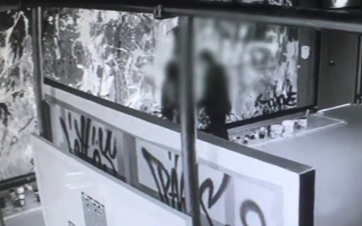 본문 이미지 - 20대 연인은 작품 앞에 놓은 페인트와 붓으로 청록색 붓 자국을 남겼고, 원작자는 원상 복구를 원한다는 입장을 밝혔다. (SBS 영상 갈무리) ⓒ 뉴스1