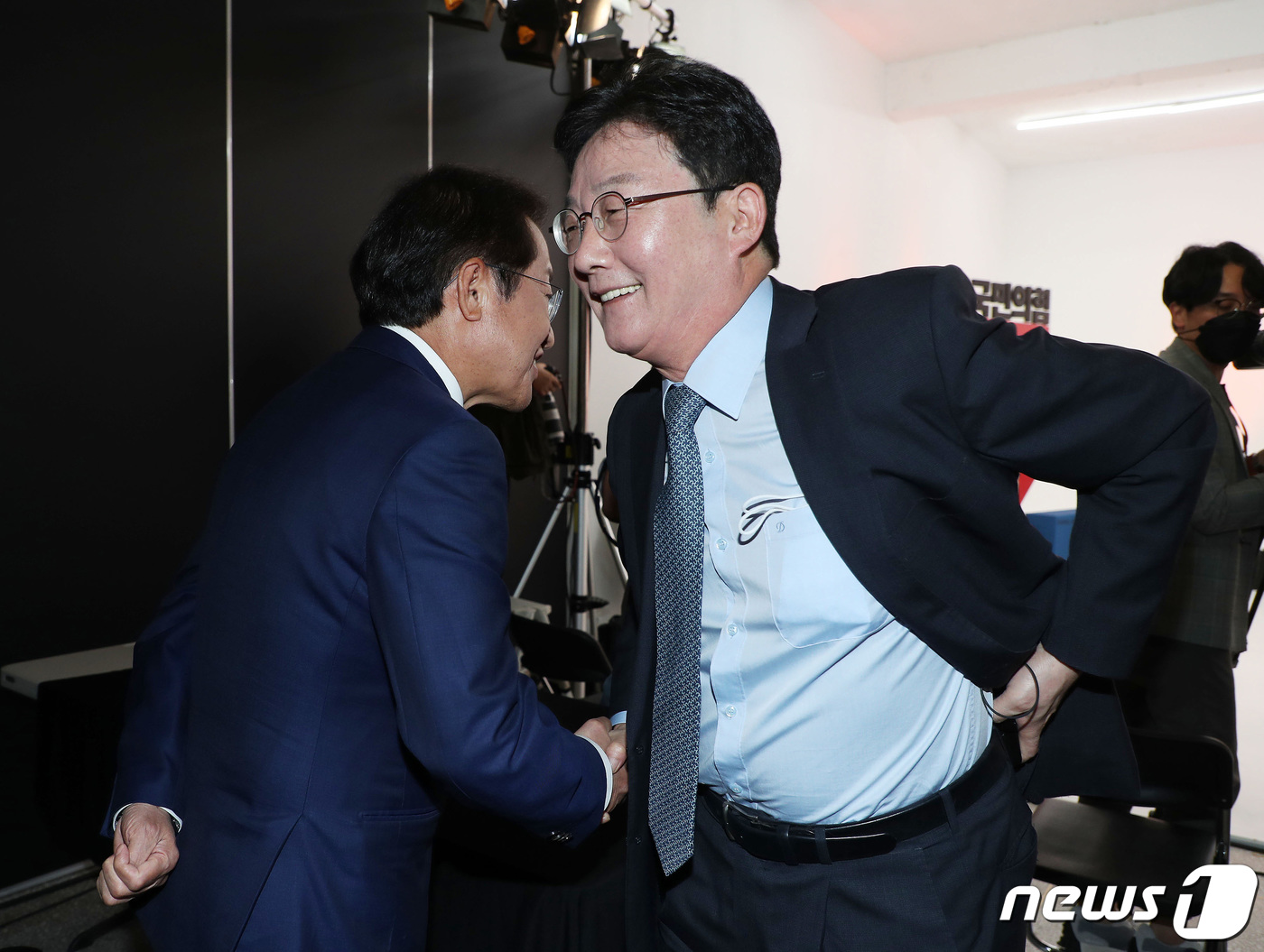 (서울=뉴스1) 국회사진취재단 = 9일 서울 금천구 즐스튜디오에서 열린 국민의힘 대선 경선 후보 국민 시그널 공개면접에 참가한 홍준표 후보(왼쪽)가 먼저 면접을 치르고 나서는 유승 …