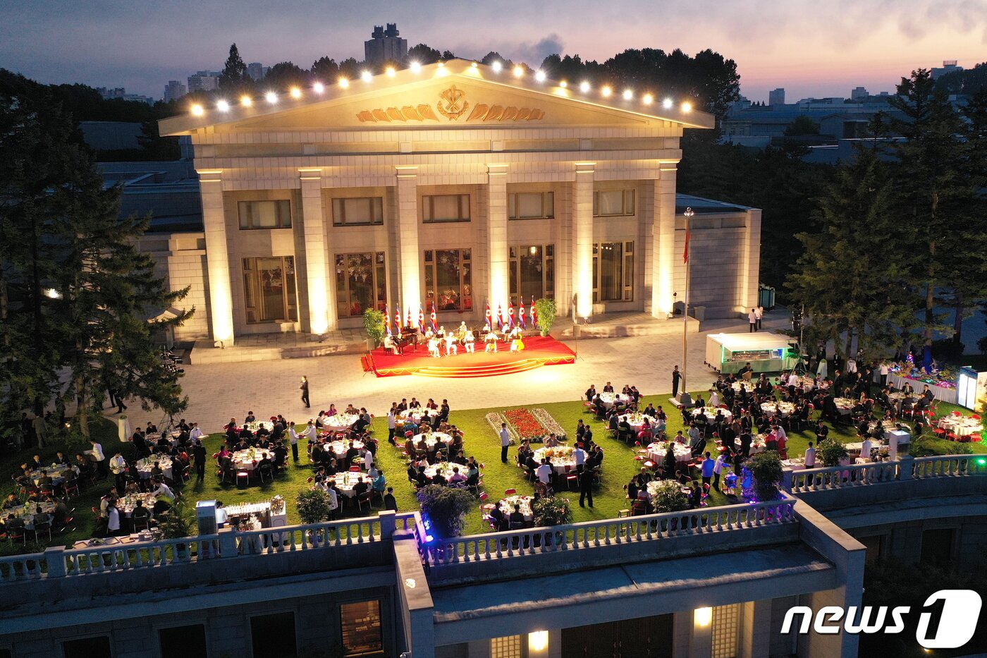 본문 이미지 - (평양 노동신문=뉴스1) = 북한 노동당 기관지 노동신문은 9일 김정은 총비서가 정권수립 73주년 경축 행사에 참가한 노력혁신자, 공로자들을 당 중앙위원회 본부청사에서 만나 축하해줬다고 보도했다. 이들과 기념사진을 촬영한 김 총비서는 본부청사 정원해서 경축연회도 열었다. 이 자리에는 최룡해 최고인민회의 상임위원장, 조용원 당 조직비서, 김덕훈 내각총리, 박정천 당 비서 등 당과 정부, 군부의 간부들도 참석했다. [국내에서만 사용가능. 재배포 금지. DB 금지. For Use Only in the Republic of Korea. Redistribution Prohibited] rodongphoto@news1.kr