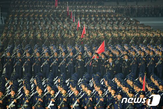 (평양 노동신문=뉴스1) = 북한이 9일 정권수립일(9·9절) 73주년 기념 '민간 및 안전무력 열병식'을 진행했다. 당 기관지 노동신문은 행사 내용을 자세히 전하며