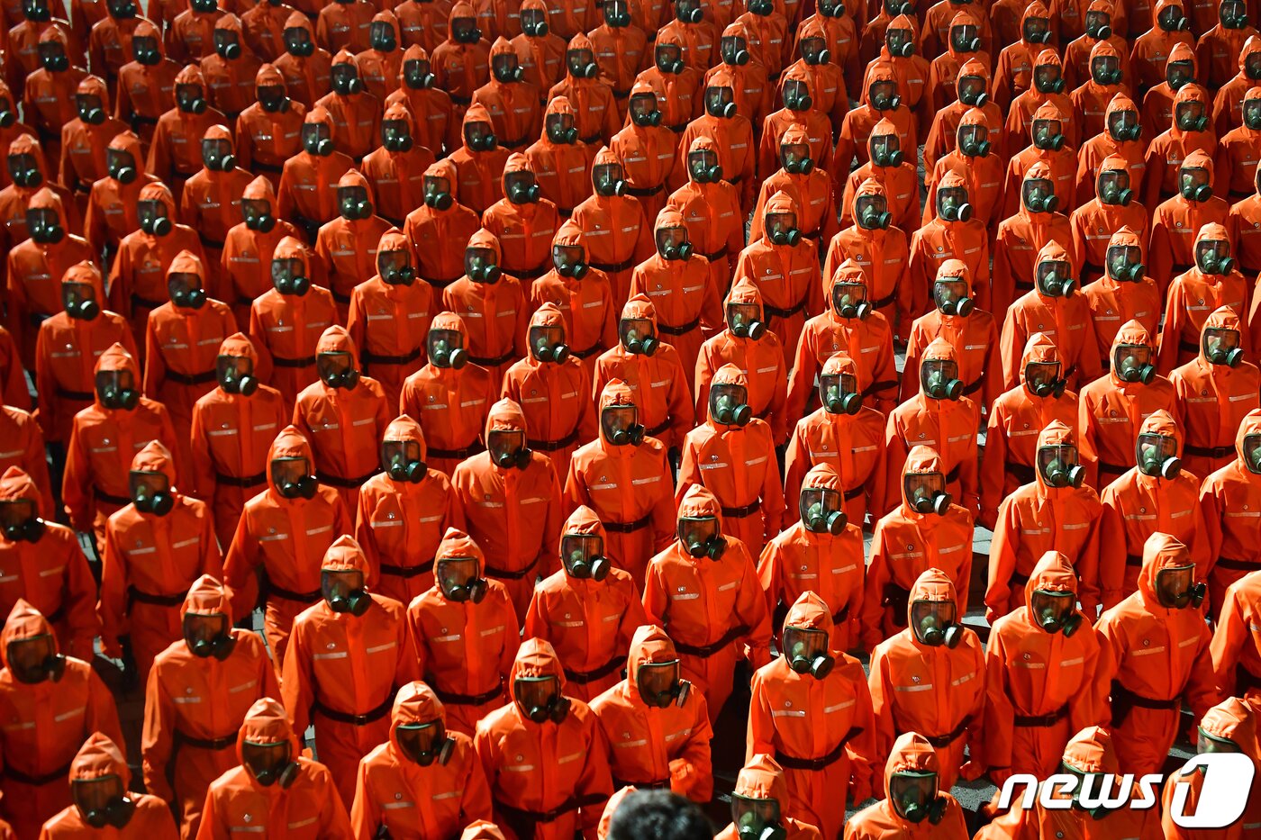 본문 이미지 - (평양 노동신문=뉴스1) = 북한 노동당 기관지 노동신문은 9일 "공화국 창건 73돌 경축 민간 및 안전무력 열병식이 수도 평양의 김일성광장에서 성대히 거행됐다＂라고 보도했다. 신문은 ＂위대한 당의 영도 밑에 향토방위, 조국수호의 강위력한 전투대오, 인민군대의 믿음직한 익측부대로 장성강화된 민간 및 안전무력의 장엄한 열병행진이 시작됐다＂라고 설명했다. [국내에서만 사용가능. 재배포 금지. DB 금지. For Use Only in the Republic of Korea. Redistribution Prohibited] rodongphoto@news1.kr