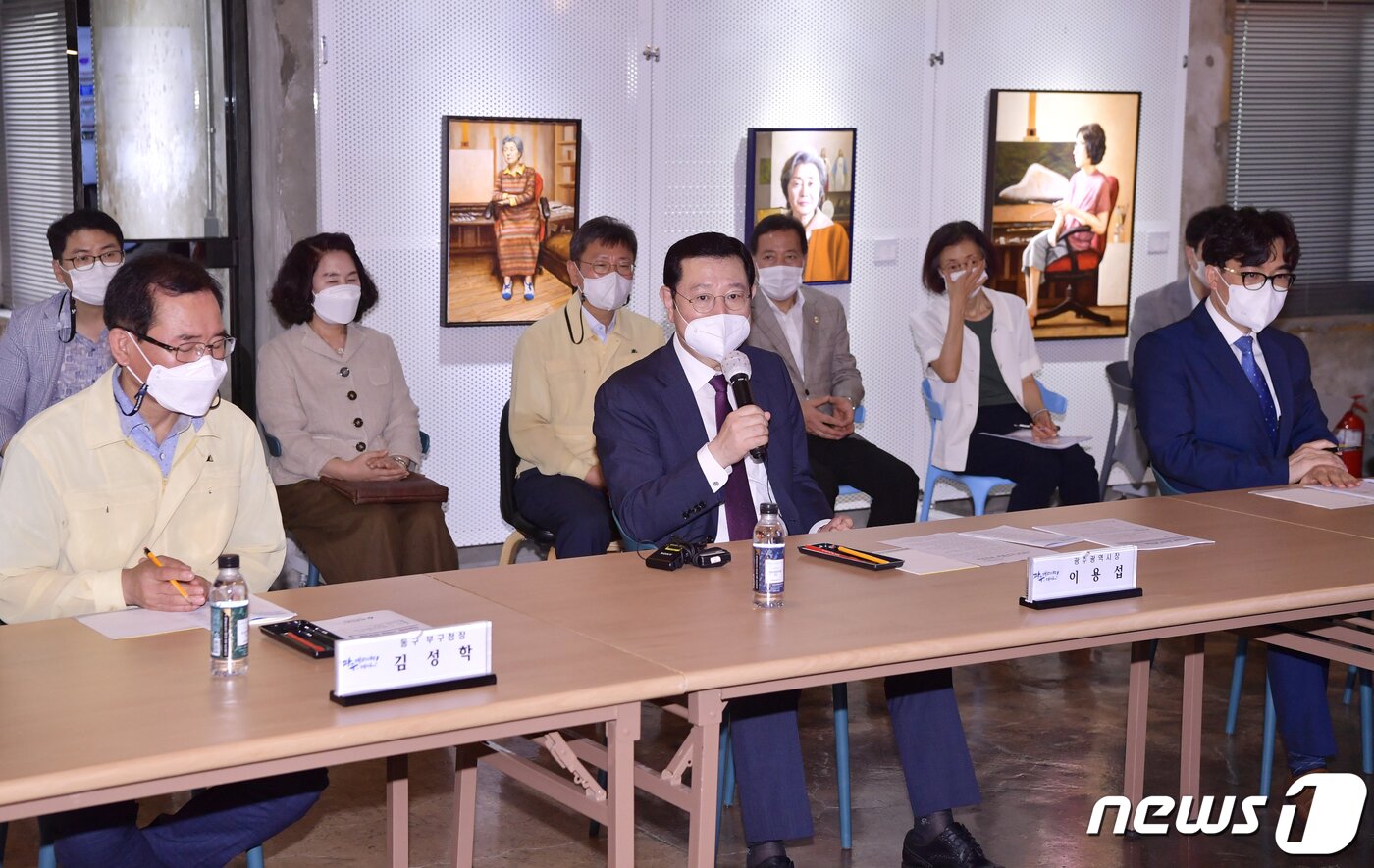 본문 이미지 - 이용섭 광주시장이 9일 오후 동구 대인동 음식문화거리를 방문해 골목경제회복 지원사업에 참여하고 있는 지역주민, 상인, 임대인, 마을 활동가 등과 지역상권 활성화 방안을 논의하고 있다.(광주시 제공)2021.9.9/뉴스1 ⓒ News1 박준배 기자