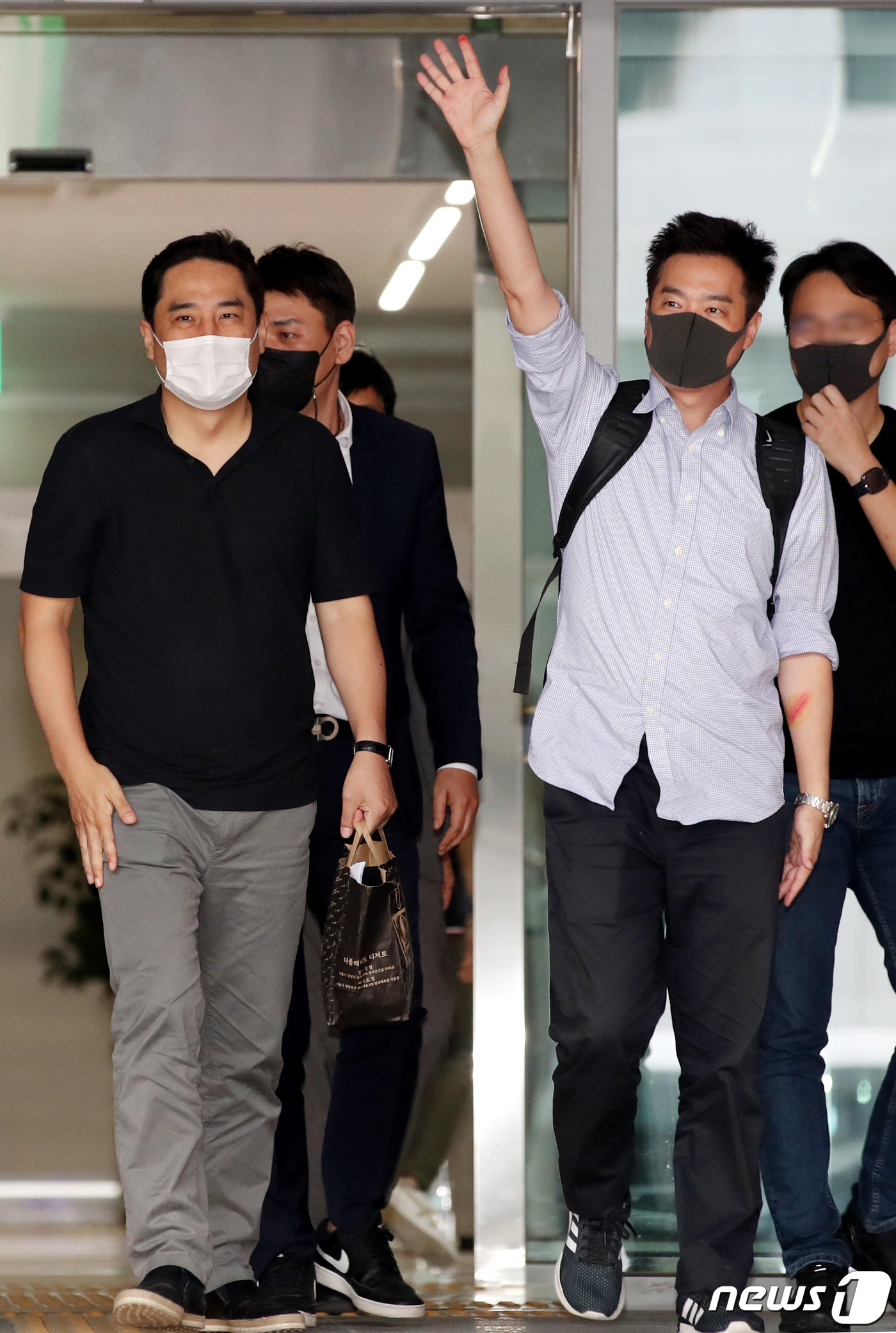 (서울=뉴스1) 이광호 기자 = 경찰이 유튜브 채널 '가로세로연구소(가세연)' 출연진인 강용석 변호사와 김세의 전 MBC기자에 대해 신청한 구속영장이 검찰에서 기각됐다. 강용석(왼 …