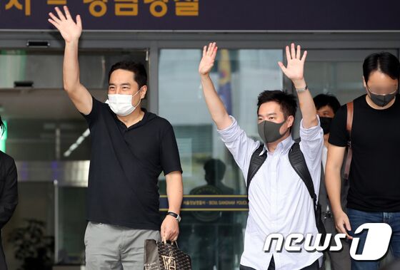 경찰이 유튜브 채널 '가로세로연구소(가세연)' 출연진인 강용석 변호사와 김세의 전 MBC기자에 대해 신청한 구속영장이 검찰에서 기각됐다. 강용석(왼쪽) 변호사와 김세의 전 기자가 9일 오후 서울 강남경찰서를 나서며 지지자들을 향해 손인사를 하고 있다. 경찰은 지난 7일 사이버 명예훼손·모욕 등 혐의로 10여건 이상 피소된 '가세연' 출연진 3명에 대해 체포영장을 집행했었다. 또 다른 가세연 멤버인 유튜버 김용호는 경찰 조사를 마친 뒤 이날 오전에 석방됐다. 이광호 기자