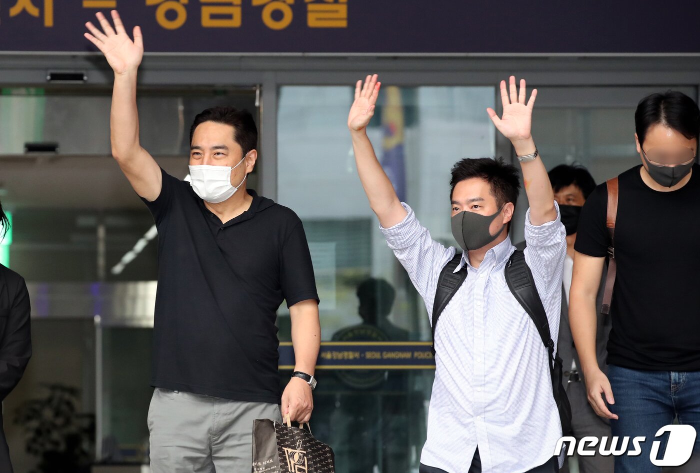 본문 이미지 - 경찰이 유튜브 채널 '가로세로연구소(가세연)' 출연진인 강용석 변호사와 김세의 전 MBC기자에 대해 신청한 구속영장이 검찰에서 기각됐다. 강용석(왼쪽) 변호사와 김세의 전 기자가 9일 오후 서울 강남경찰서를 나서며 지지자들을 향해 손인사를 하고 있다. 경찰은 지난 7일 사이버 명예훼손·모욕 등 혐의로 10여건 이상 피소된 '가세연' 출연진 3명에 대해 체포영장을 집행했었다. 또 다른 가세연 멤버인 유튜버 김용호는 경찰 조사를 마친 뒤 이날 오전에 석방됐다. 이광호 기자