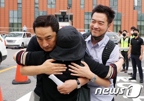 경찰이 유튜브 채널 '가로세로연구소(가세연)' 출연진인 강용석 변호사와 김세의 전 MBC기자에 대해 신청한 구속영장이 검찰에서 기각됐다. 강용석 변호사와 김세의 전 기자가 9일 오후 서울 강남경찰서를 나서며 지지자와 포옹하고 있다. <br />이광호 기자