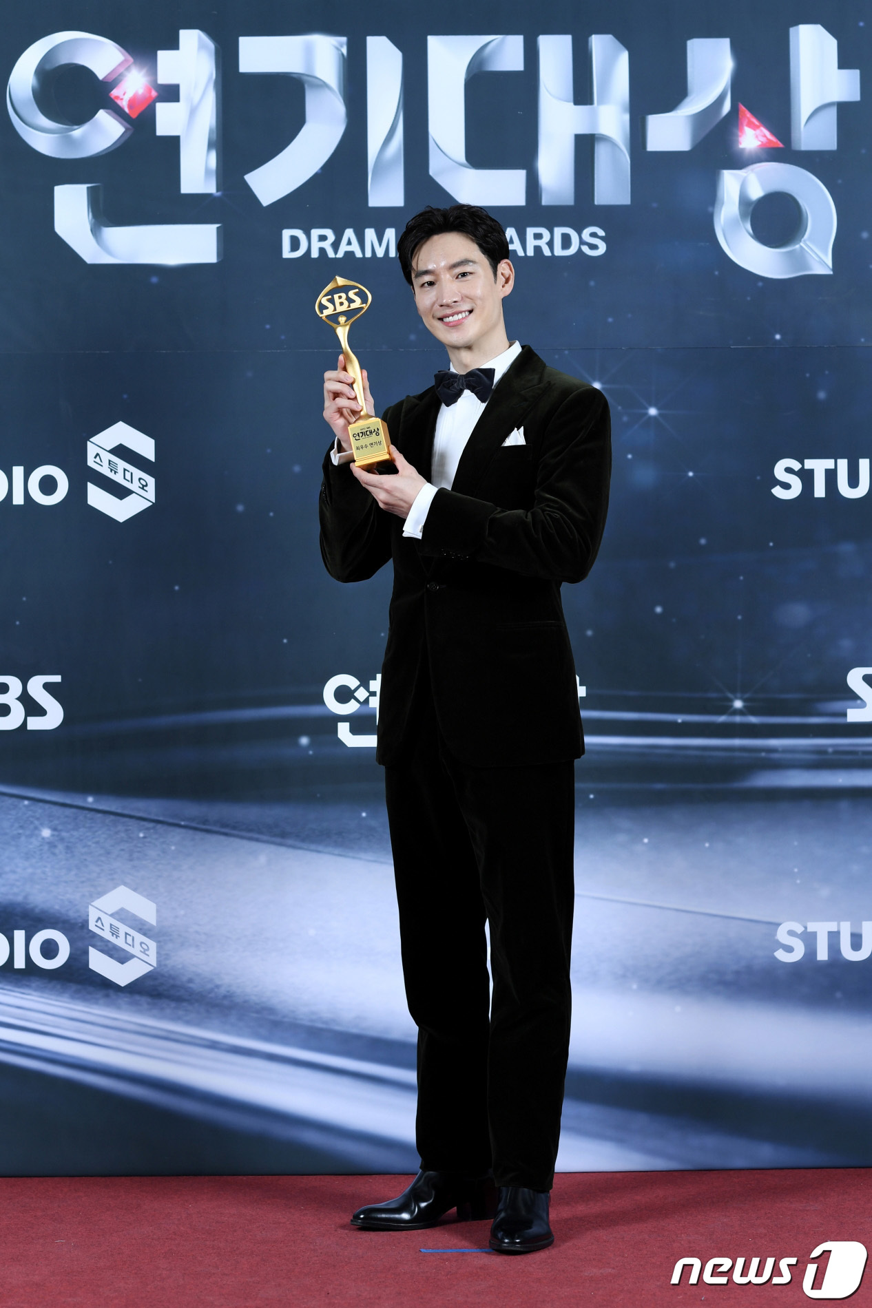 (서울=뉴스1) = 배우 이제훈이 31일 온라인으로 진행된 '2021 SBS 연기대상'에 참석해 미니시리즈 판타지 부문 최우수 연기상을 받은 뒤 포즈를 취하고 있다. (SBS 제공 …