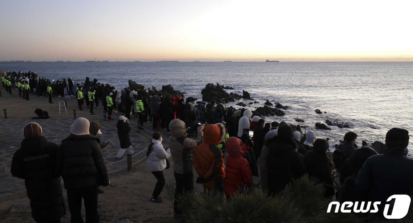 (울산=뉴스1) 윤일지 기자 = 1일 오전 한반도 내륙에서 일출을 가장 먼저 볼 수 있는 울산 울주군 간절곶에서 시민들이 해가 뜨기를 기다리고 있다. 2022.1.1/뉴스1