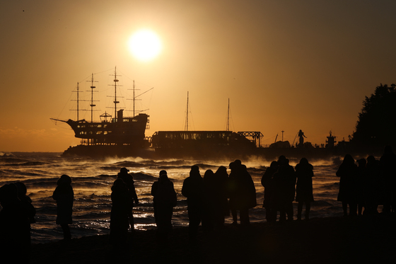 "붉은 말의 해 보러 가자" 동해안 '들썩'…32만대 차량행렬·KTX 예매전쟁