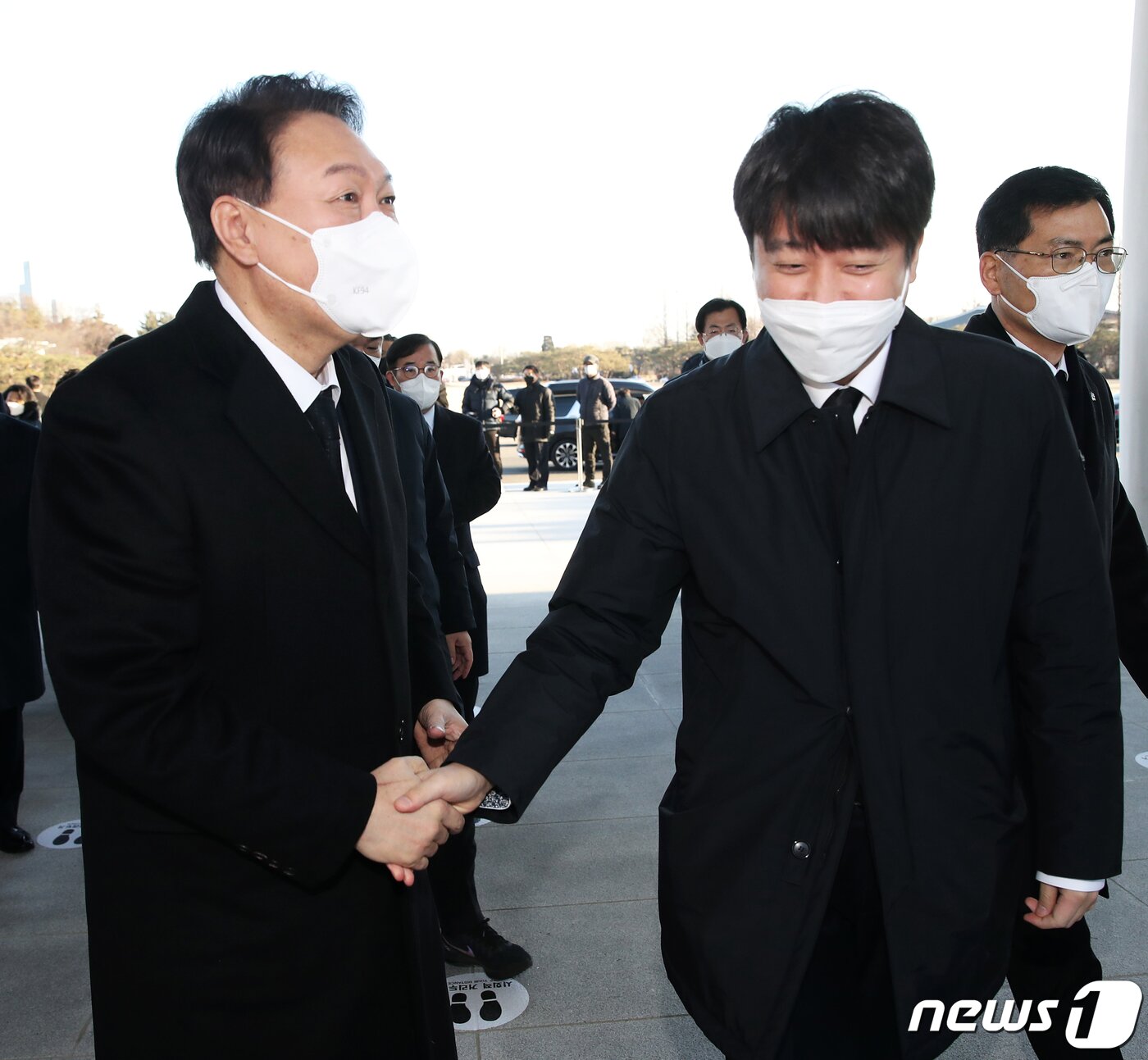 본문 이미지 - 국민의힘 윤석열 대선 후보와 이준석 대표가 임인년(壬寅年) 새해 첫날인 1일 오전 서울 동작구 국립서울현충원을 찾아 참배에 앞서 악수를 나누고 있다. 2022.1.1/뉴스1 ⓒ News1 오대일 기자