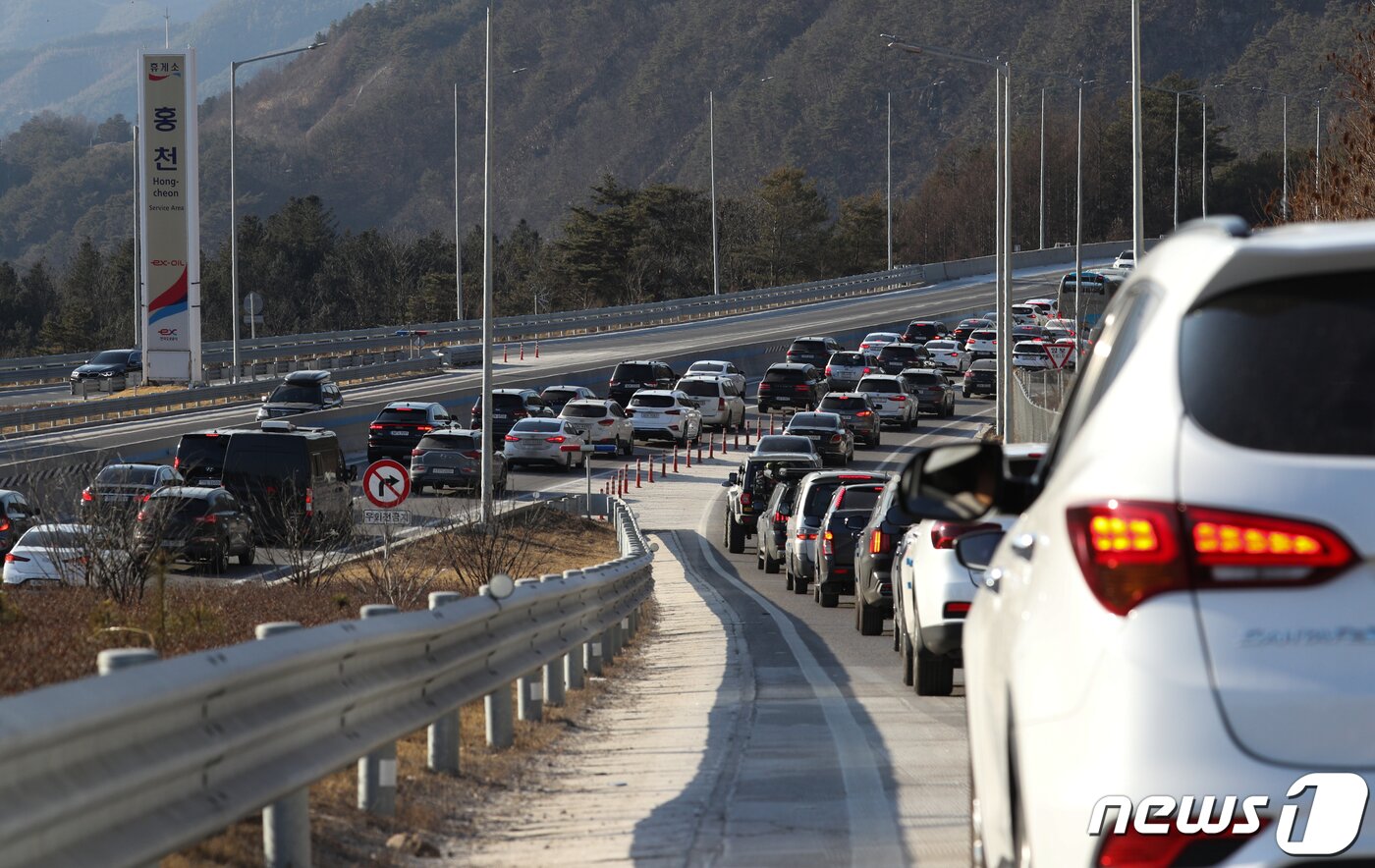 본문 이미지 - 주차장을 방불케하는 서울양양고속도로.(뉴스1 DB)