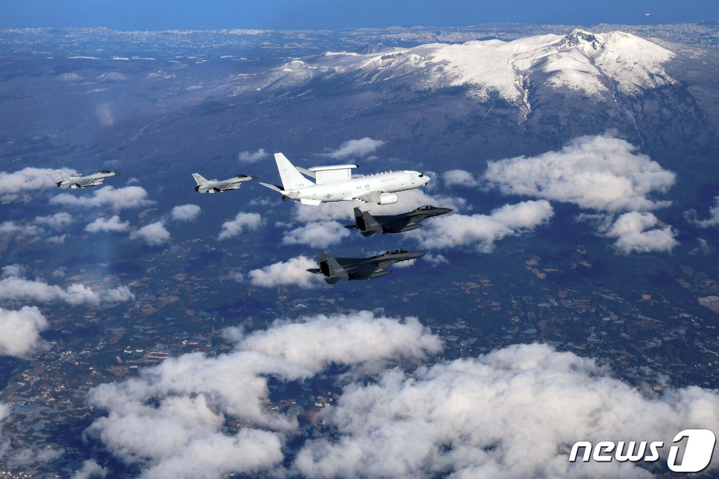 본문 이미지 - 공군 항공통제기 E-737 '피스아이'가 F-15K와 KF-16 전투기의 엄호를 받으며 제주 한라산 상공을 비행하고 있다. (국방부 제공) /뉴스1