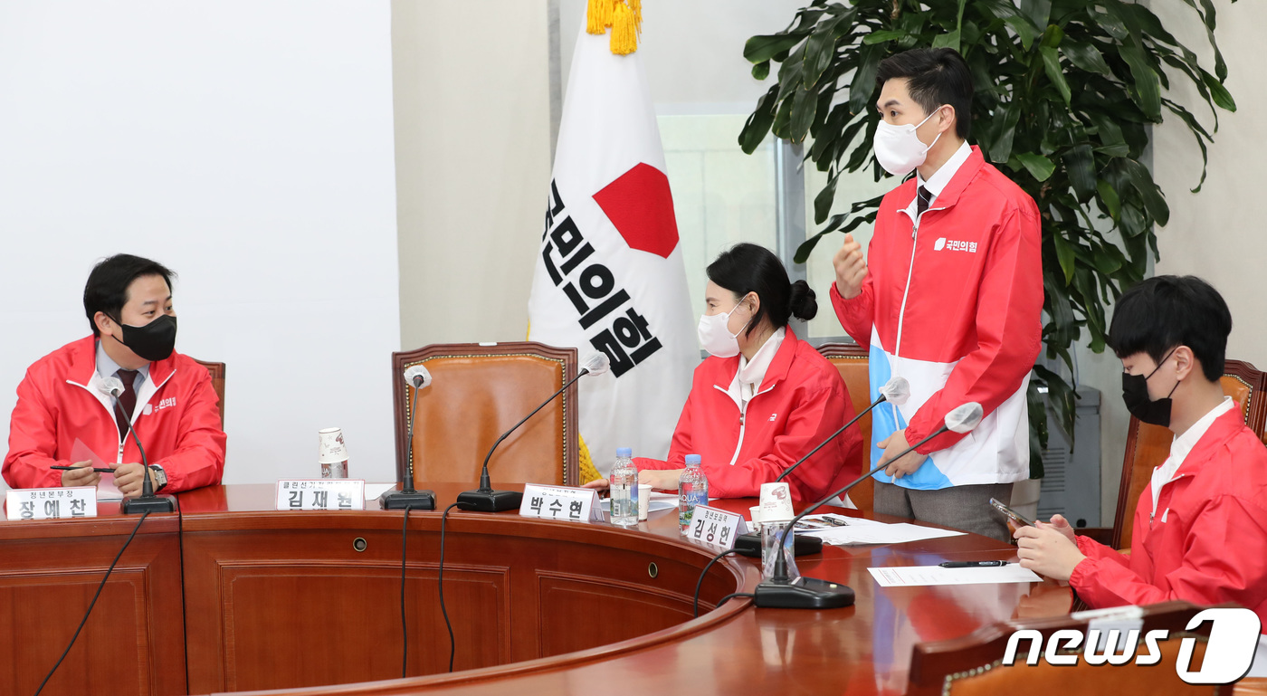 (서울=뉴스1) 구윤성 기자 = 장예찬(왼쪽) 국민의힘 청년본부장이 10일 오전 서울 여의도 국회에서 열린 제1차 중앙선거대책본부 회의에 앞서 청년보좌역과 대화하고 있다. 왼쪽부터 …