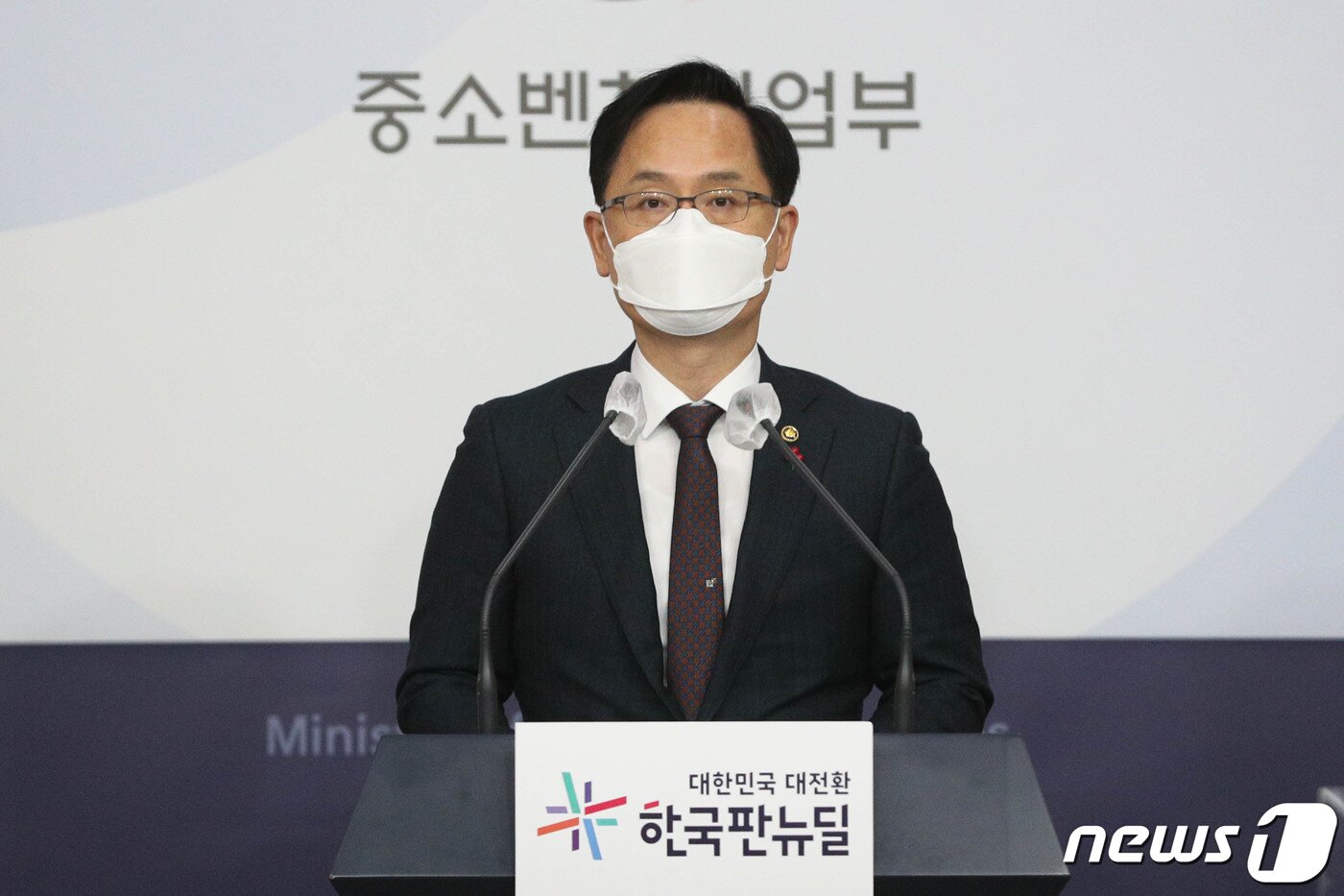 본문 이미지 - 강성천 중소벤처기업부 차관이 10일 서울 종로구 정부서울청사에서 '손실보상 선지급 시행 방안' 발표를 하고 있다. 2022.1.10/뉴스1 ⓒ News1 성동훈 기자