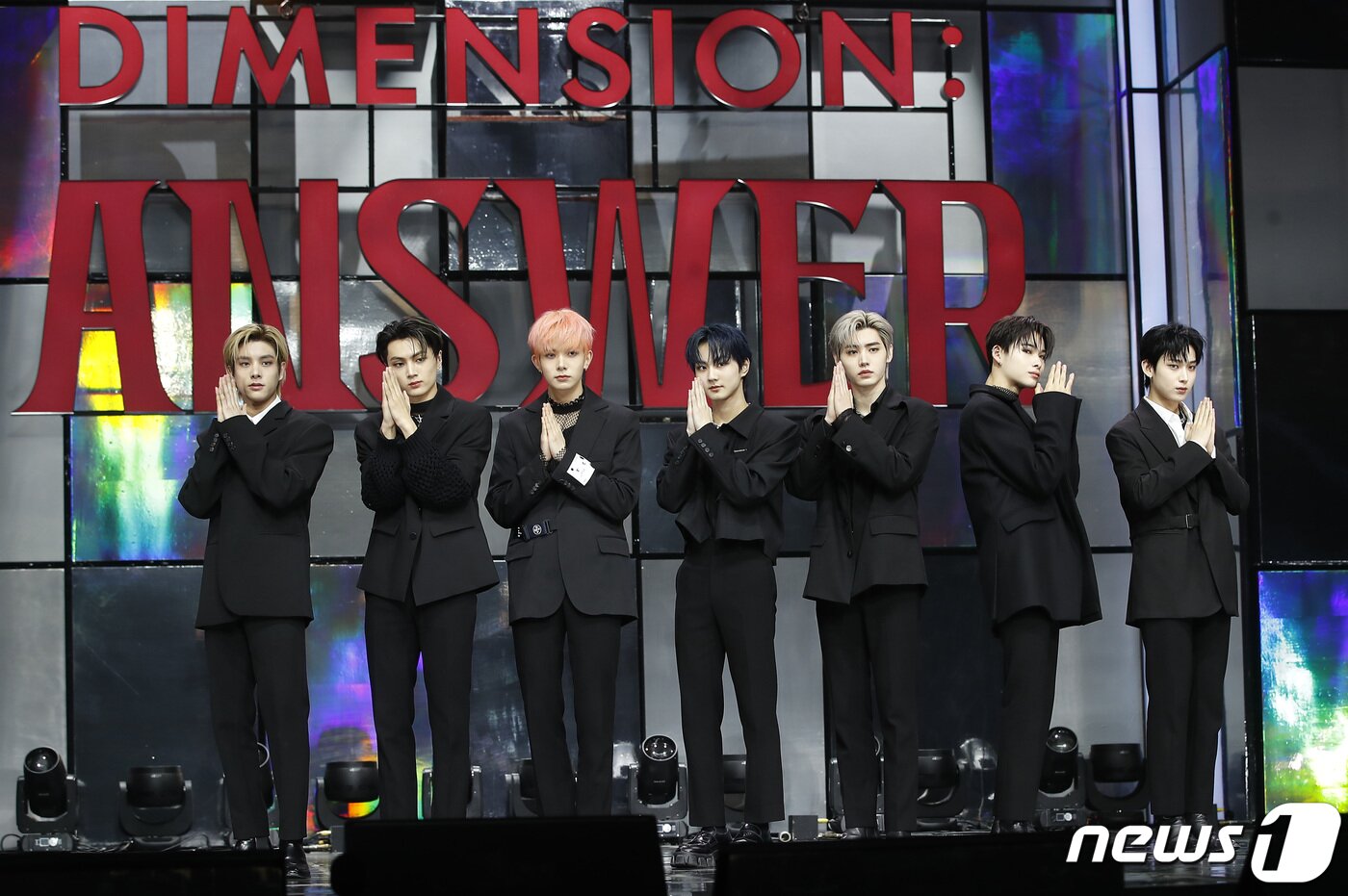 본문 이미지 - 엔하이픈(ENHYPEN) 제이크(왼쪽부터), 제이, 희승, 정원, 성훈, 니키, 선우가 10일 서울 광진구 예스24라이브홀에서 열린 정규 1집 리패키지 앨범 ‘DIMENSION : ANSWER’ 쇼케이스에 참석해 포즈를 취하고 있다.  ⓒ News1 권현진 기자