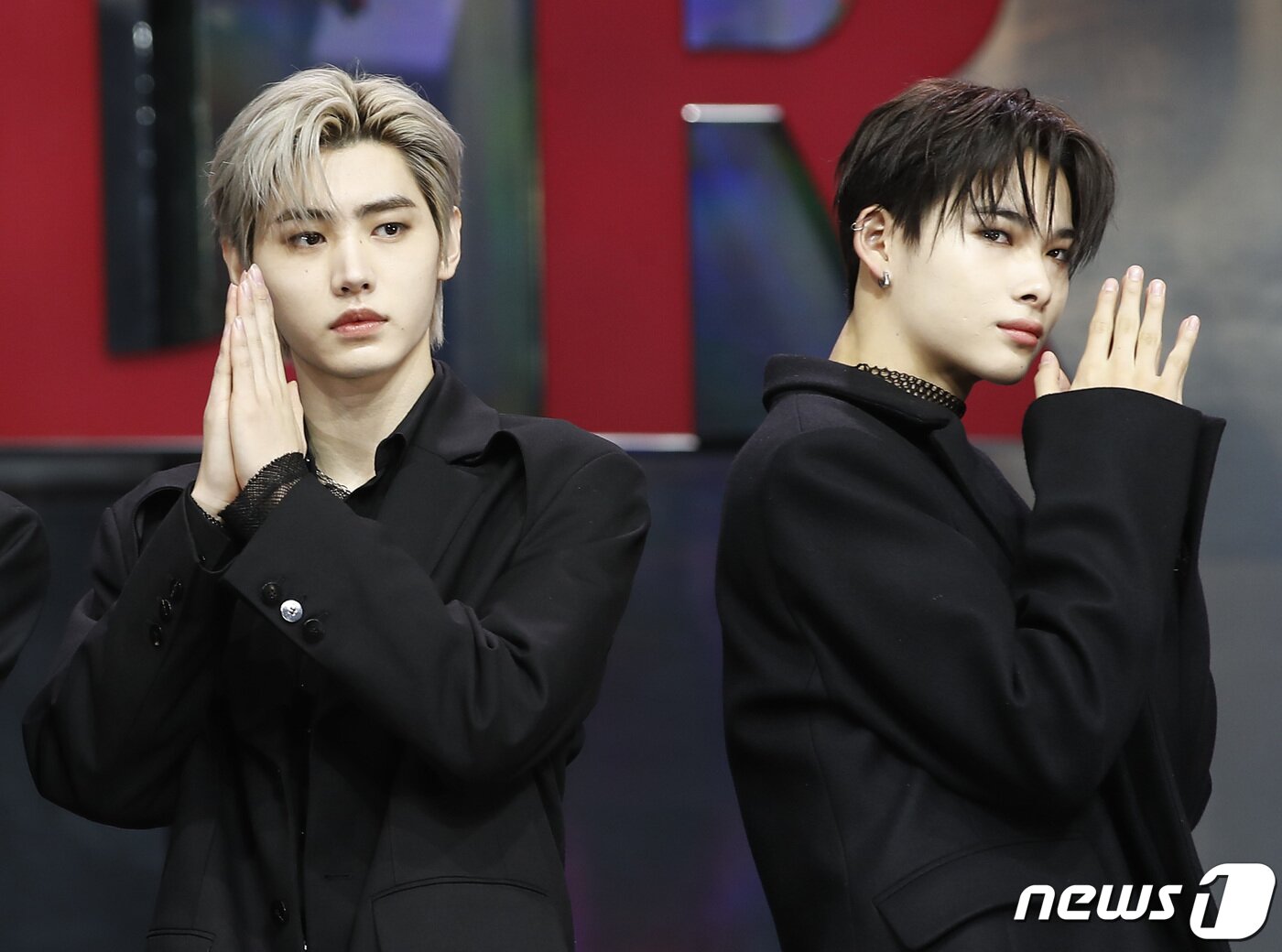 본문 이미지 - 엔하이픈(ENHYPEN) 성훈, 니키(오른쪽)가 10일 서울 광진구 예스24라이브홀에서 열린 정규 1집 리패키지 앨범 ‘DIMENSION : ANSWER’ 쇼케이스에 참석해 포즈를 취하고 있다. ⓒ News1 권현진 기자