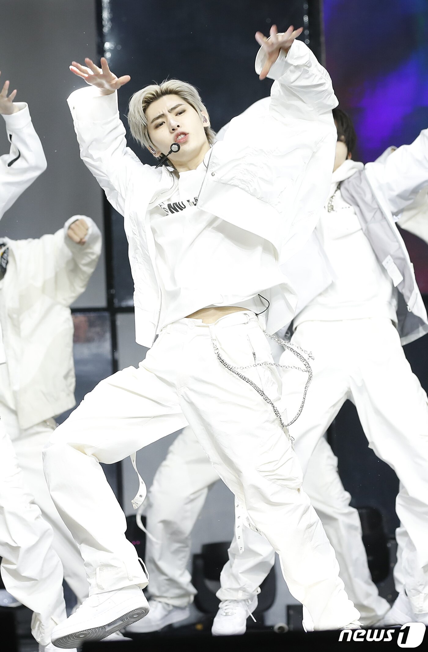 본문 이미지 - 엔하이픈(ENHYPEN) 성훈이 10일 서울 광진구 예스24라이브홀에서 열린 정규 1집 리패키지 앨범 ‘DIMENSION : ANSWER’ 쇼케이스에 참석해 무결점 퍼포먼스를 선보이고 있다. ⓒ News1 권현진 기자