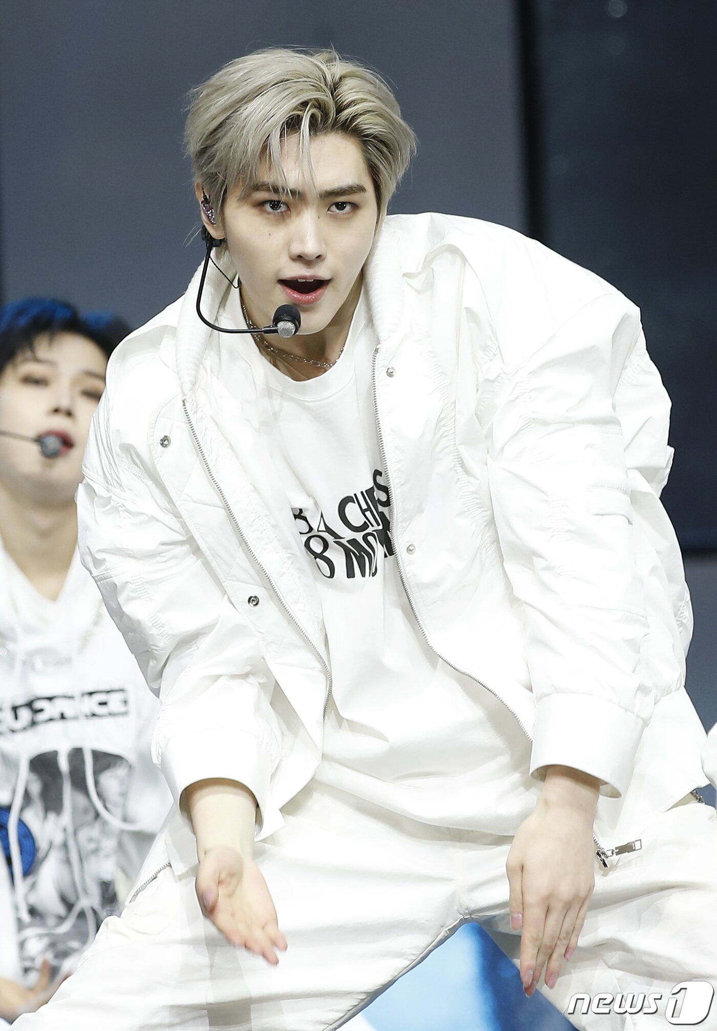 본문 이미지 - 엔하이픈(ENHYPEN) 성훈이 10일 서울 광진구 예스24라이브홀에서 열린 정규 1집 리패키지 앨범 ‘DIMENSION : ANSWER’ 쇼케이스에 참석해 멋진 무대를 펼치고 있다. ⓒ News1 권현진 기자