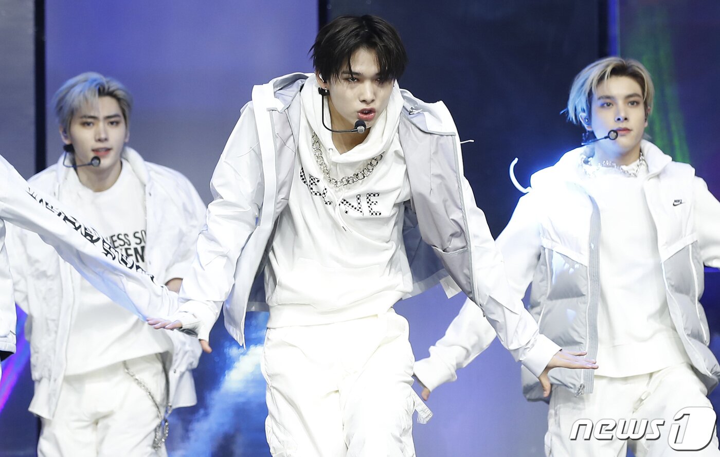 본문 이미지 - 엔하이픈(ENHYPEN) 성훈(왼쪽부터), 니키, 제이크가 10일 서울 광진구 예스24라이브홀에서 열린 정규 1집 리패키지 앨범 ‘DIMENSION : ANSWER’ 쇼케이스에 참석해 신곡을 선보이고 있다. ⓒ News1 권현진 기자