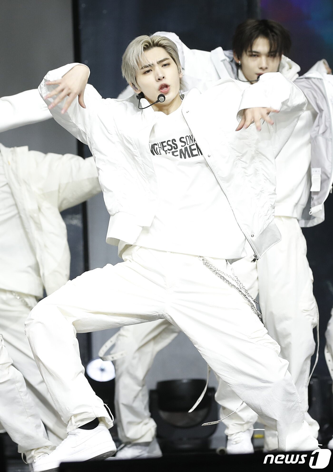 본문 이미지 - 엔하이픈(ENHYPEN) 성훈이 10일 서울 광진구 예스24라이브홀에서 열린 정규 1집 리패키지 앨범 ‘DIMENSION : ANSWER’ 쇼케이스에 참석해 치명적인 매력으로 여심을 흔들고 있다. ⓒ News1 권현진 기자