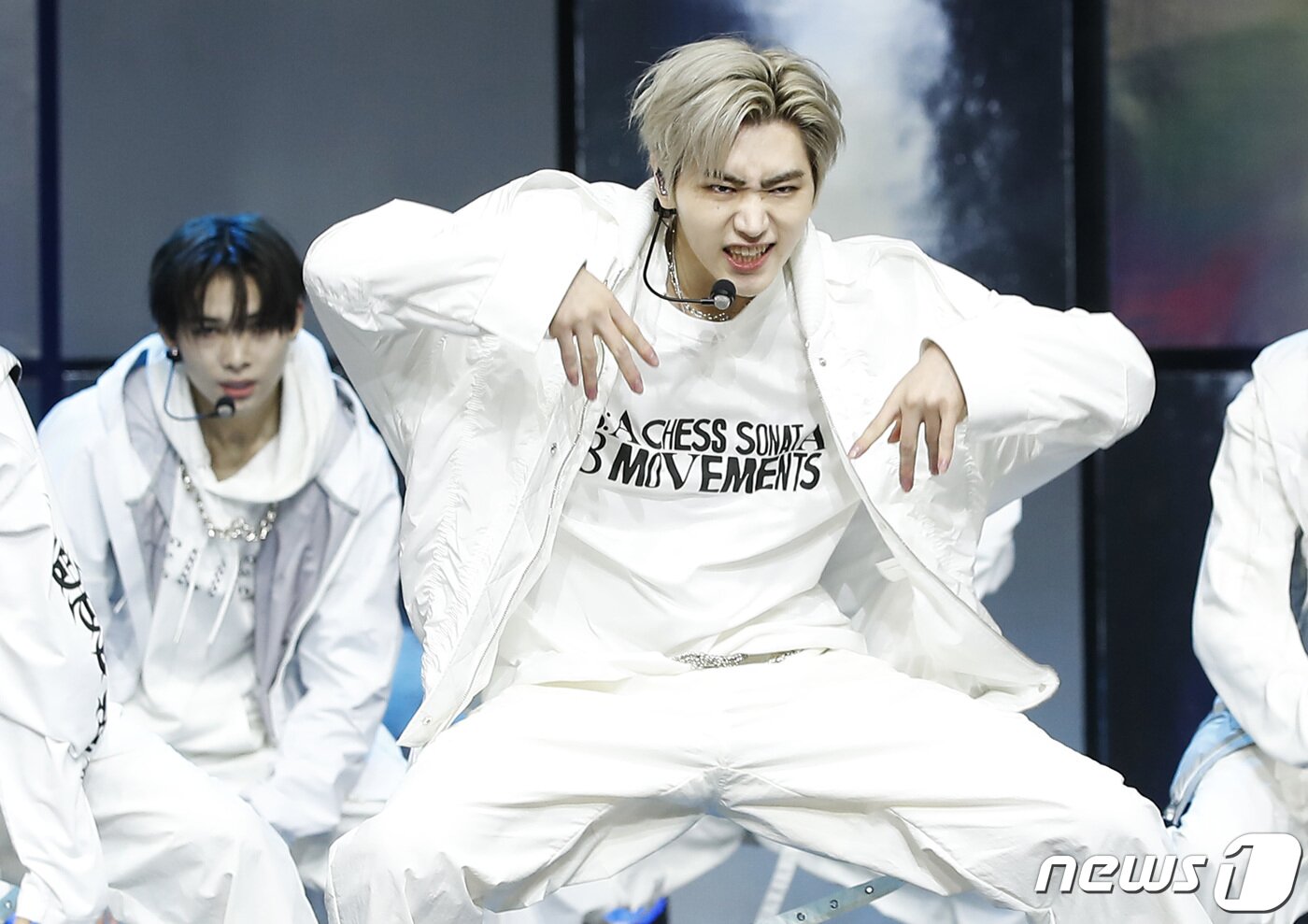 본문 이미지 - 엔하이픈(ENHYPEN) 성훈이 10일 서울 광진구 예스24라이브홀에서 열린 정규 1집 리패키지 앨범 ‘DIMENSION : ANSWER’ 쇼케이스에 참석해 파워풀한 무대를 선보이고 있다. ⓒ News1 권현진 기자