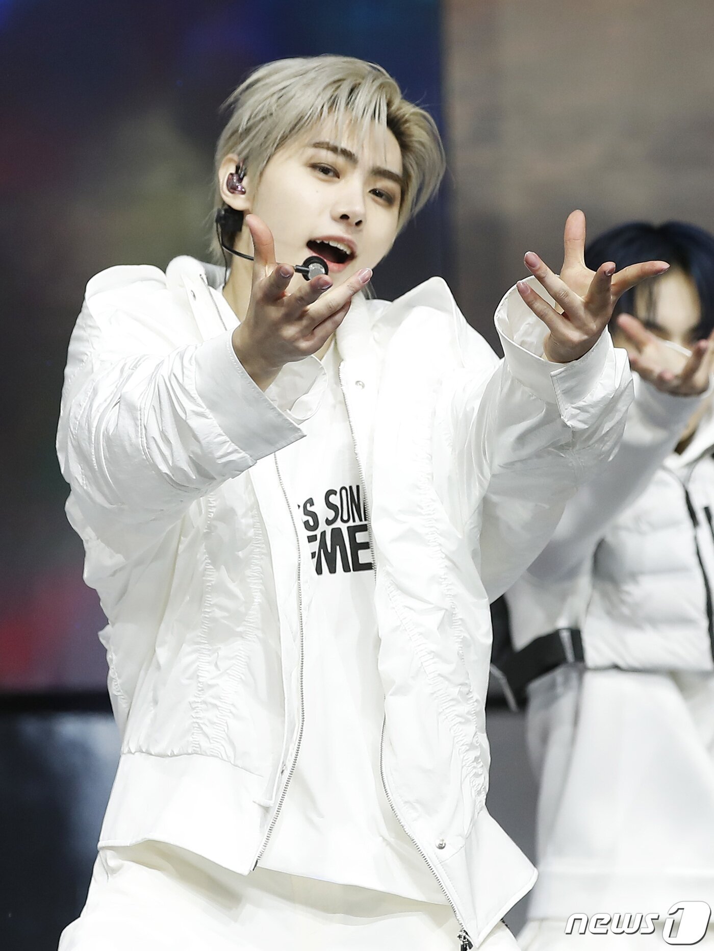 본문 이미지 - 엔하이픈(ENHYPEN) 성훈이 10일 서울 광진구 예스24라이브홀에서 열린 정규 1집 리패키지 앨범 ‘DIMENSION : ANSWER’ 쇼케이스에 참석해 멋진 무대를 선보이고 있다. ⓒ News1 권현진 기자