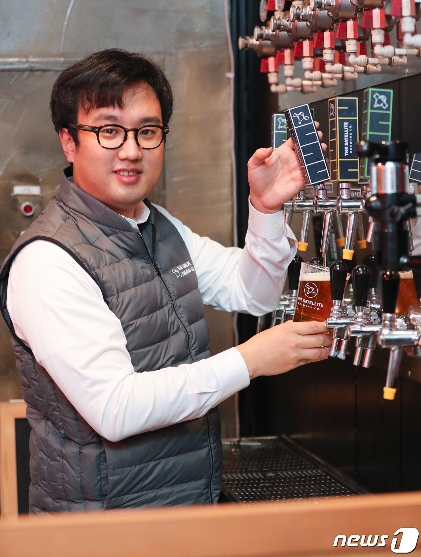 본문 이미지 - 전동근 더쎄를라잇브루잉 대표가 10일 서울 금천구 매장에서 인터뷰를 하기 앞서 포즈를 취하고 있다. 2022.1.10/뉴스1 ⓒ News1 허경 기자