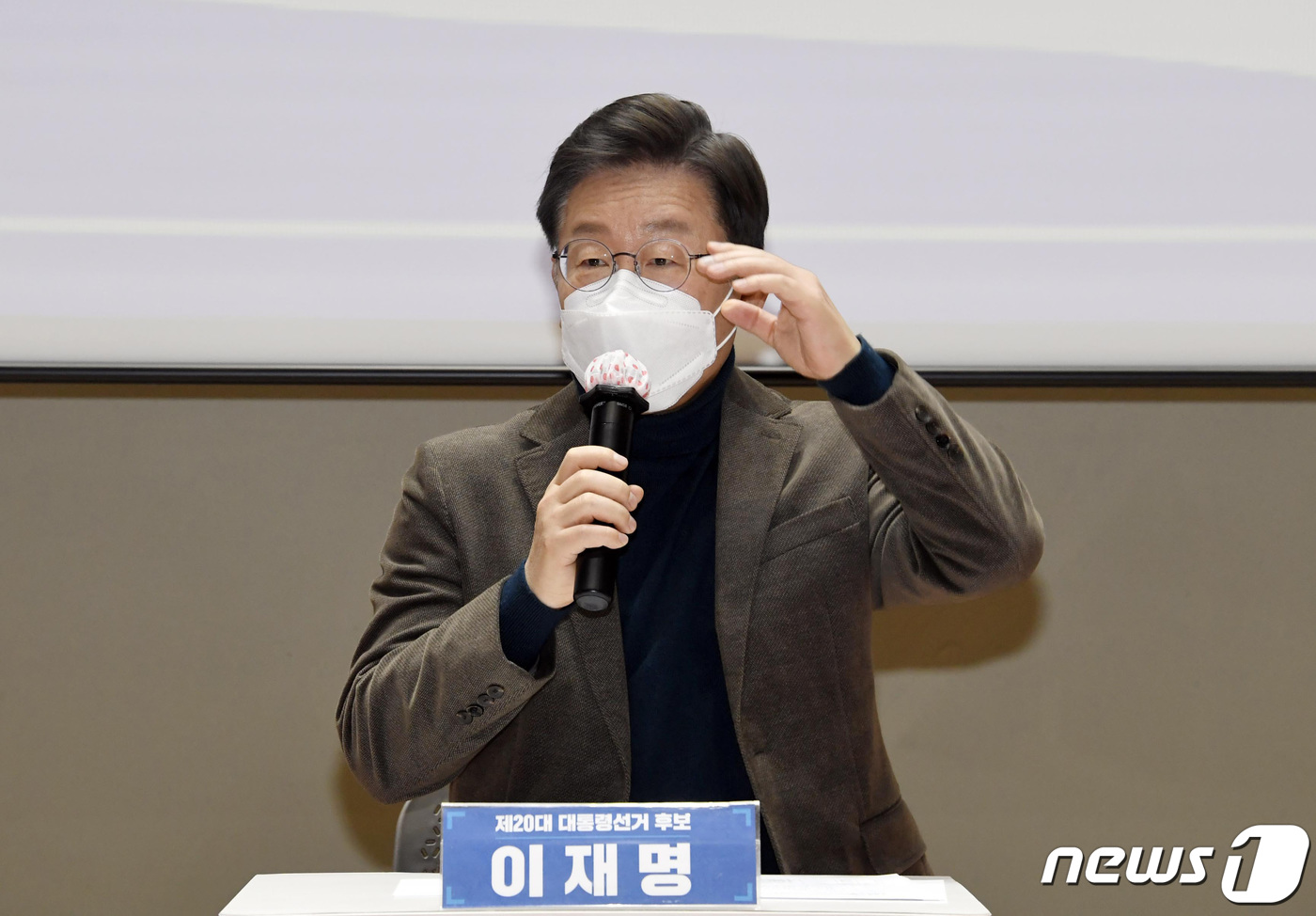 (서울=뉴스1) 국회사진취재단 = 이재명 더불어민주당 대통령 후보는 10일 동작구 대방동 페이스살림에서 열린 일하는 여성을 위한 스타트업 대표 간담회에 참석, 인사말을 하고 있다. …