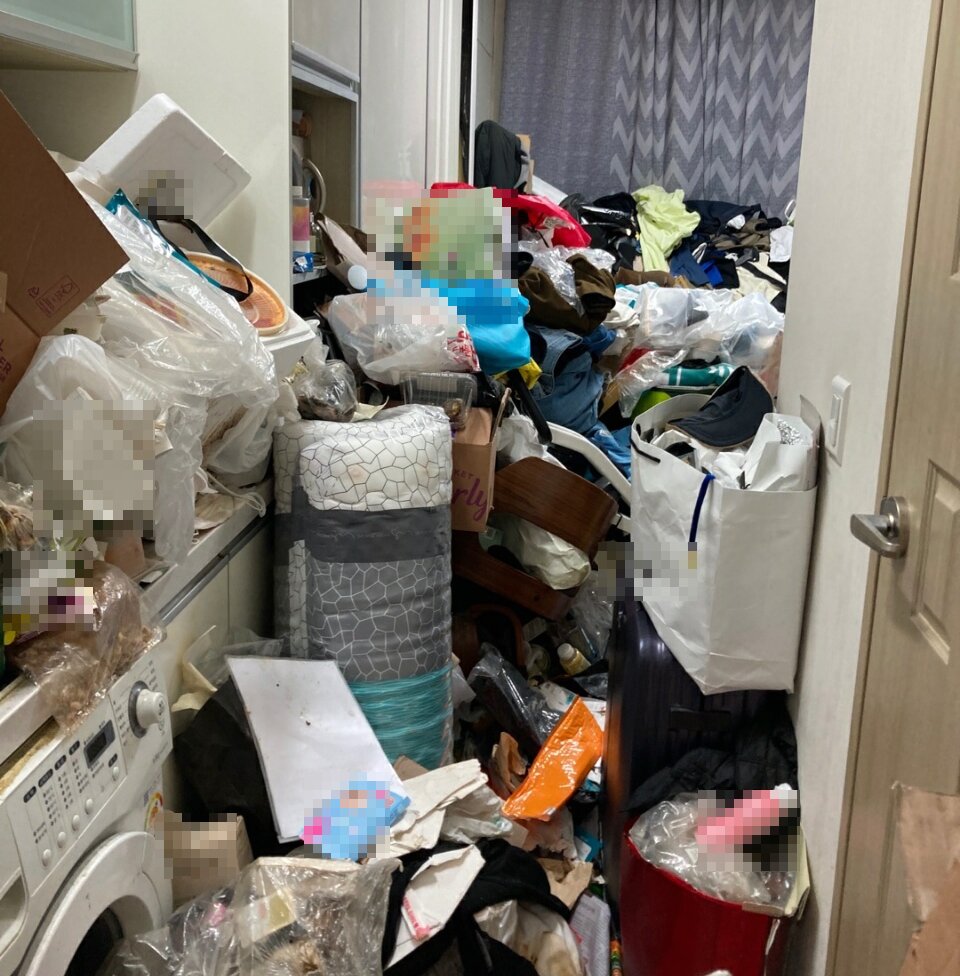 본문 이미지 - 지난해 특수청소업체 '에버그린'이 정리한 서울 소재  다른 '쓰레기집'. 20대 여성 박은지씨(가명) 이곳에 혼자 살고 있었다. (에버그린 제공)ⓒ 뉴스1