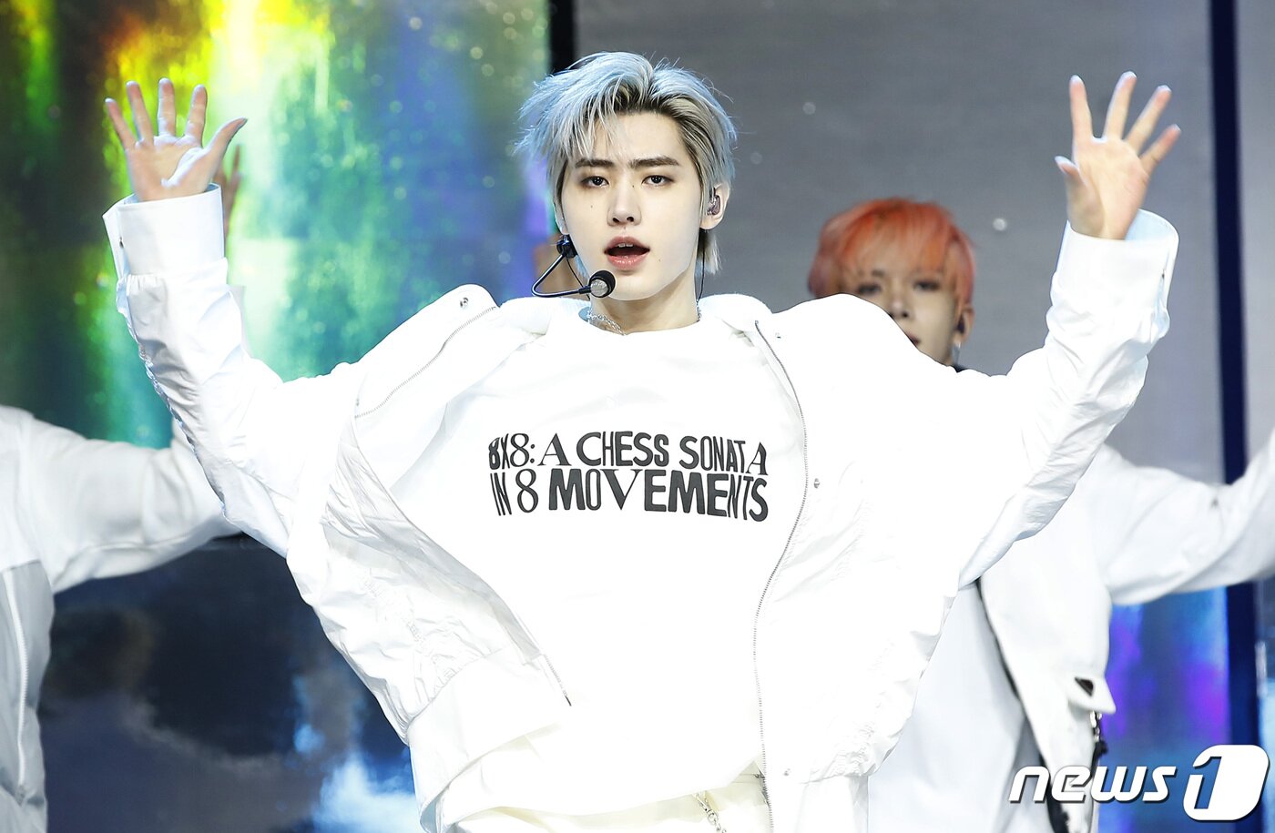 본문 이미지 - 엔하이픈 성훈이 10일 서울 광진구 예스24라이브홀에서 열린 정규 1집 리패키지 앨범 ‘DIMENSION : ANSWER’ 쇼케이스에 참석해 신곡을 선보이고 있다. ⓒ News1 권현진 기자