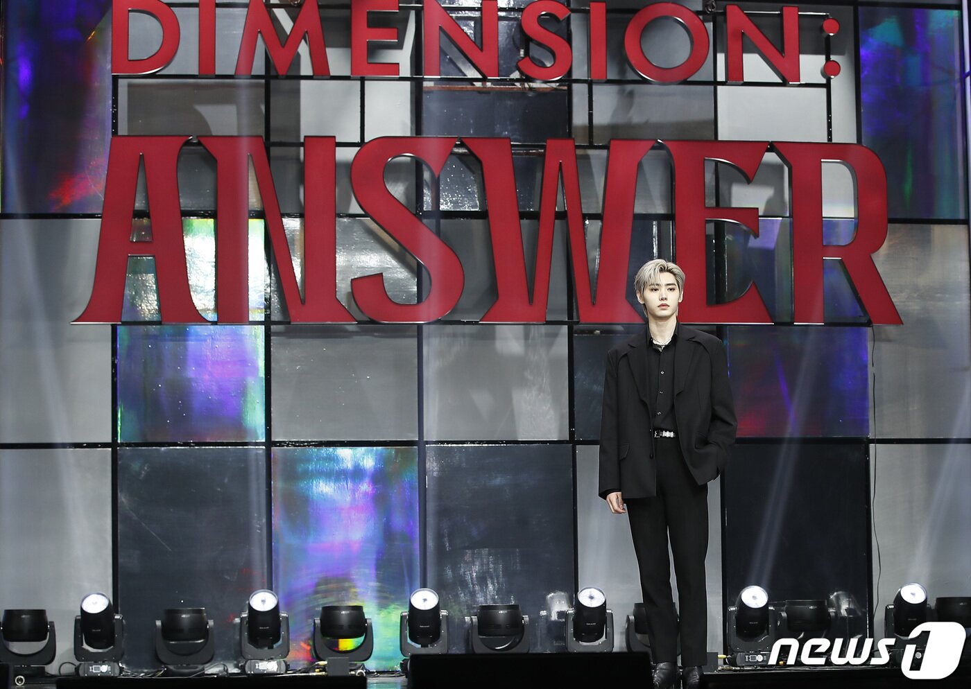 본문 이미지 - 엔하이픈 성훈이 10일 서울 광진구 예스24라이브홀에서 열린 정규 1집 리패키지 앨범 ‘DIMENSION : ANSWER’ 쇼케이스에 참석해 포즈를 취하고 있다.  ⓒ News1 권현진 기자