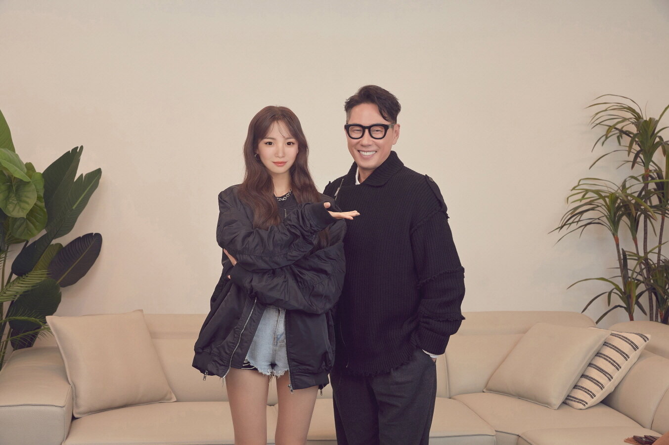 본문 이미지 - 미스틱스토리의 대표 프로듀서인 윤종신씨(오른쪽)와 래아가 기념촬영을 하고 있다. (LG전자 제공)