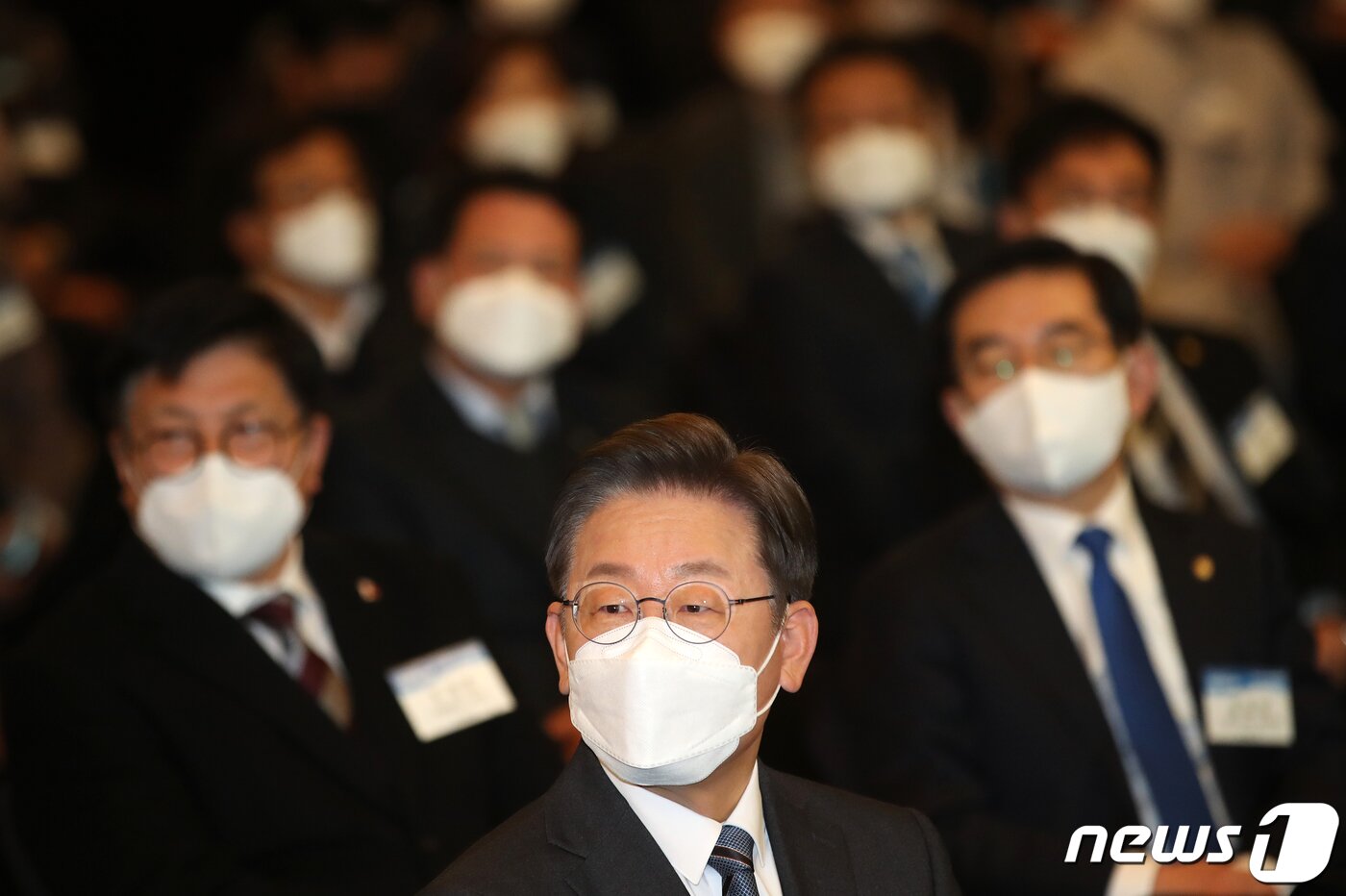 본문 이미지 - 이재명 더불어민주당 대선 후보가 11일 오전 인천 연수구 쉐라톤그랜드인천호텔 그랜드볼룸에서 열린 ‘새얼아침대화’ 대선 후보 초청 강연에서 잠시 생각에 잠겨 있다. 2022.1.11/뉴스1 ⓒ News1 오대일 기자