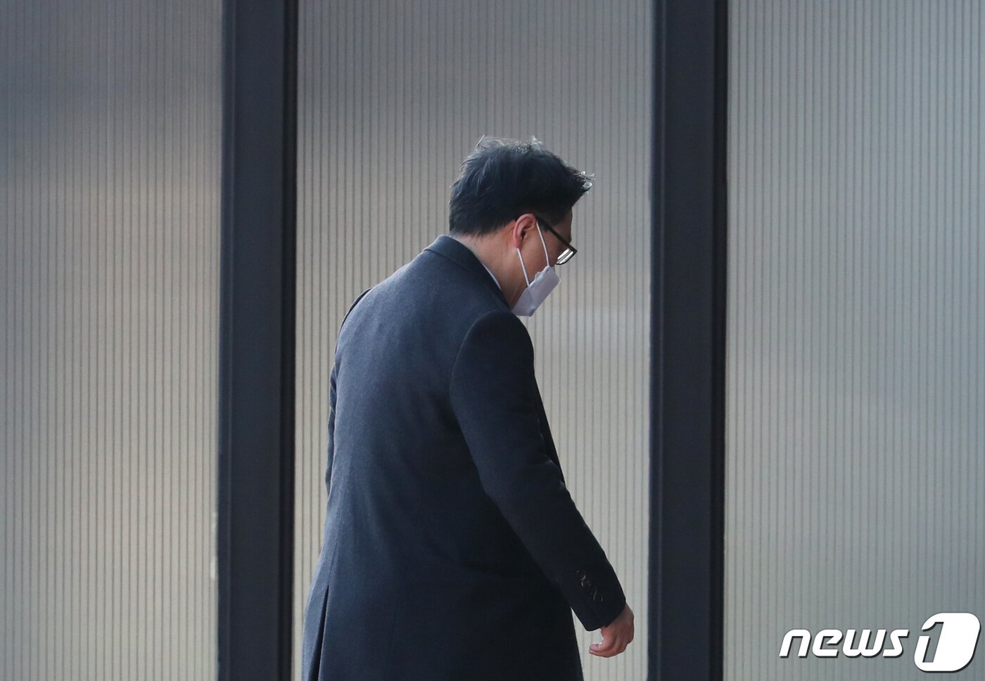 본문 이미지 - 김진욱 고위공직자범죄수사처장(공수처장)이 11일 오전 경기 과천시 정부과천청사 내 공수처로 출근하고 있다. 공수처는 이날 검사 전원이 참석하는 회의를 열고 통신자료 조회 등 최근 논란이 된 현안과 개선방안을 논의한다. 2022.1.11/뉴스1 ⓒ News1 이성철 기자