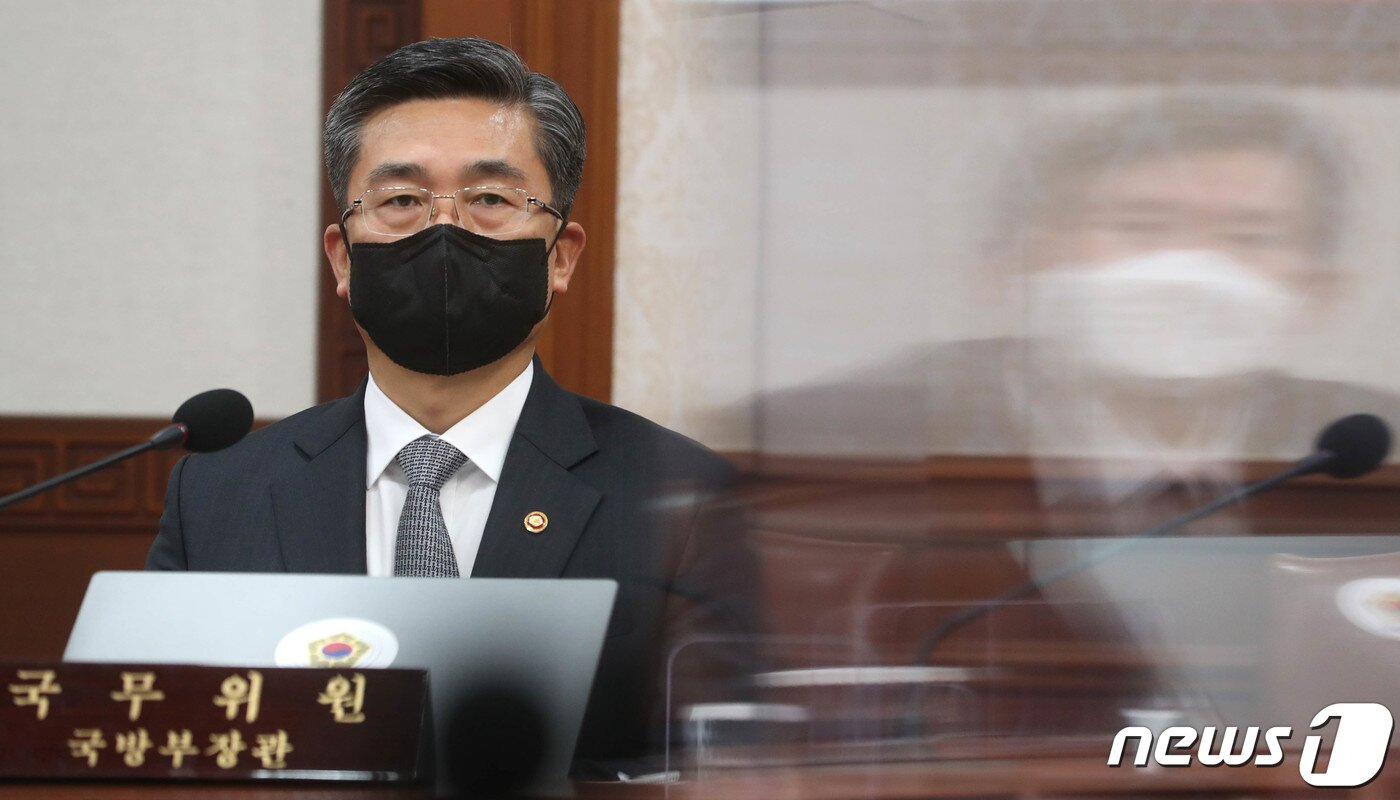 본문 이미지 - 서욱 국방부 장관이 11일 서울 종로구 정부서울청사에서 열린 국무회의에 참석해 있다. 2022.1.11/뉴스1 ⓒ News1 성동훈 기자