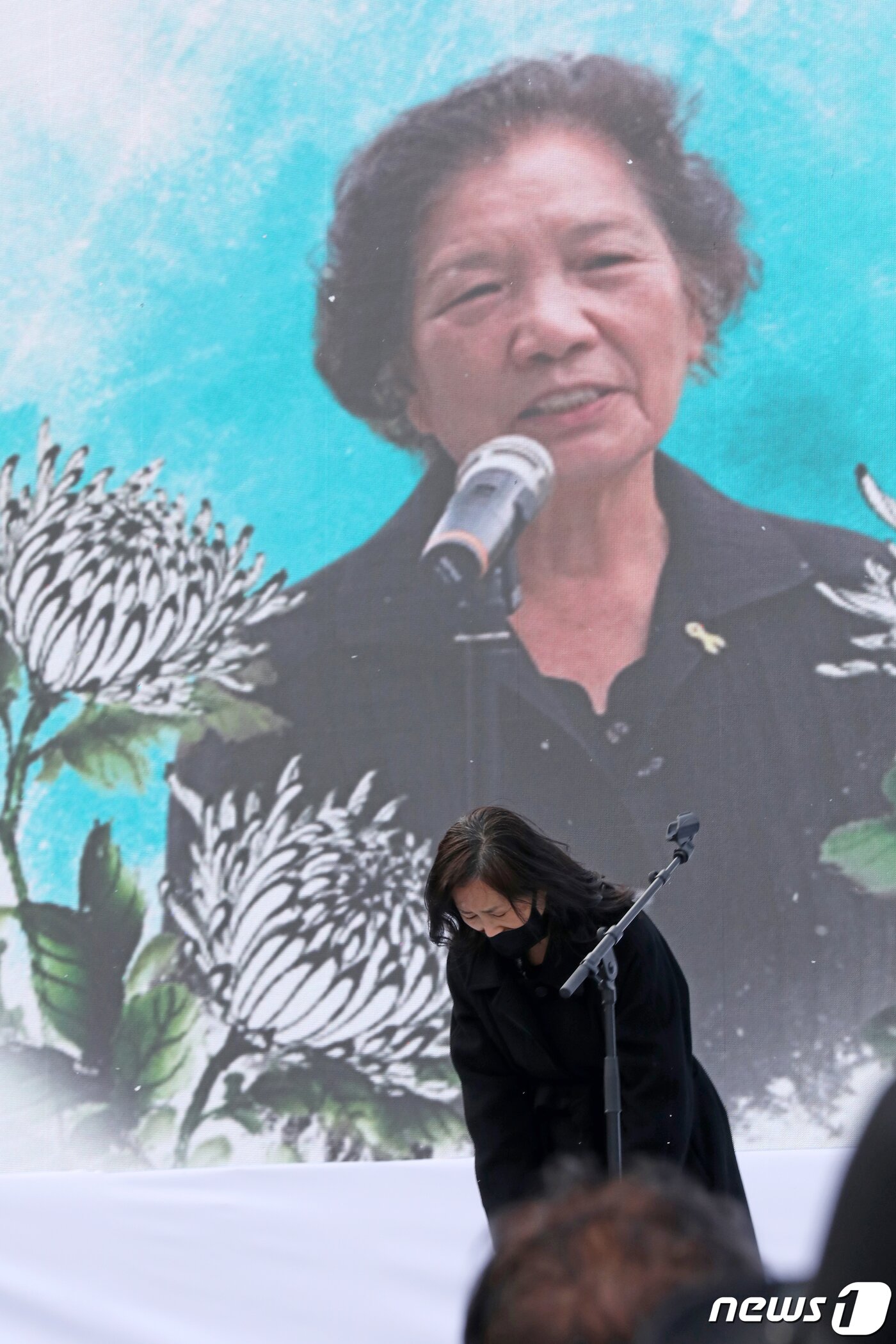 본문 이미지 - 11일 오전 광주 동구 5·18민주광장에서 열린 고&#40;故&#41; 이한열 열사 어머니 배은심 여사 사회장 노제에서 배 여사 장녀 이숙례씨가 유가족을 대표해 인사하고 있다. 2022.1.11/뉴스1 ⓒ News1 황희규 기자
