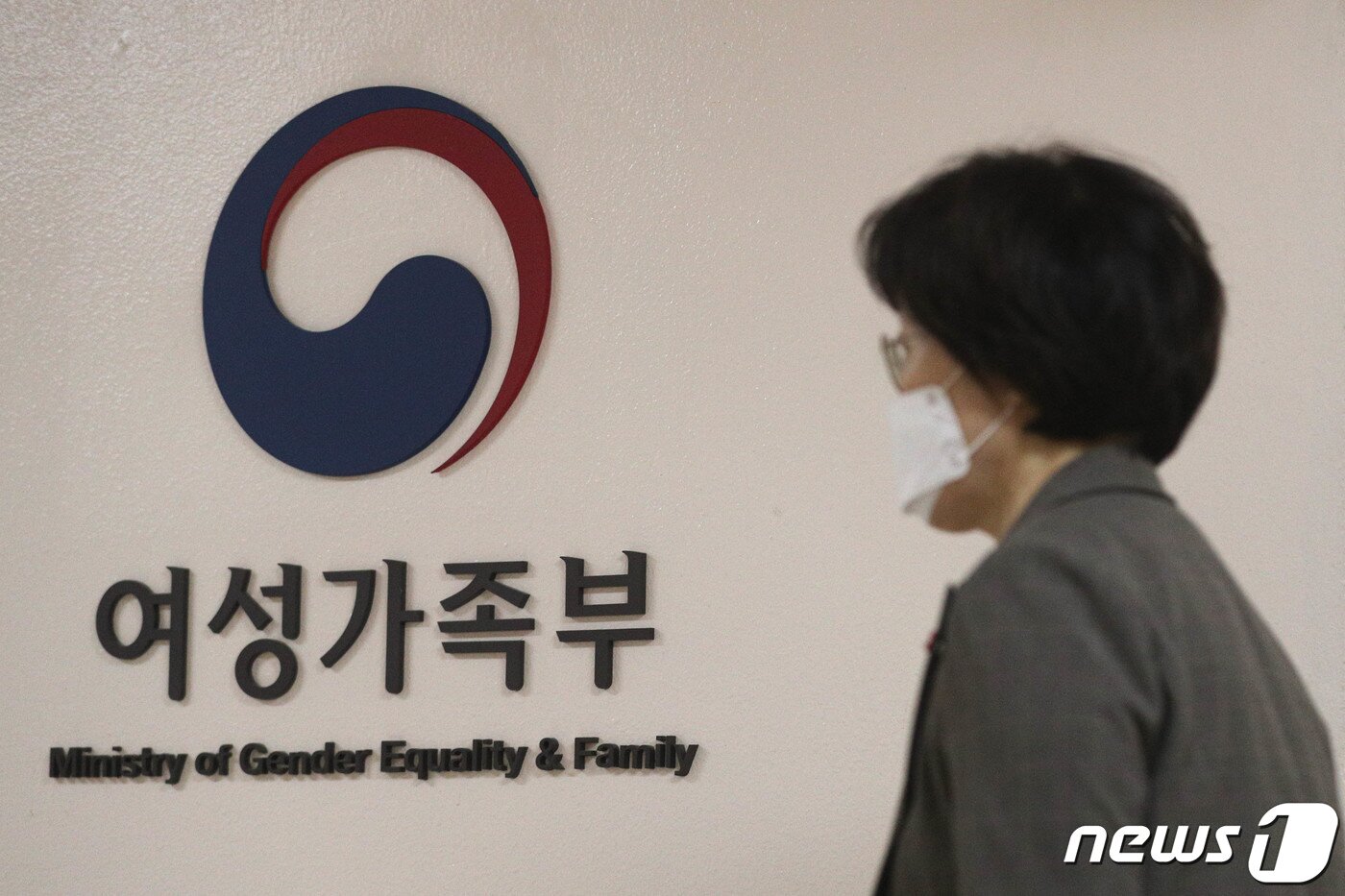 본문 이미지 - 윤석열 당시 국민의힘 대선후보가 '여가부 폐지' 5글자 공약을 발표한 뒤 적막이 흐르는 여가부. 2022.1.11/뉴스1 ⓒ News1 성동훈 기자
