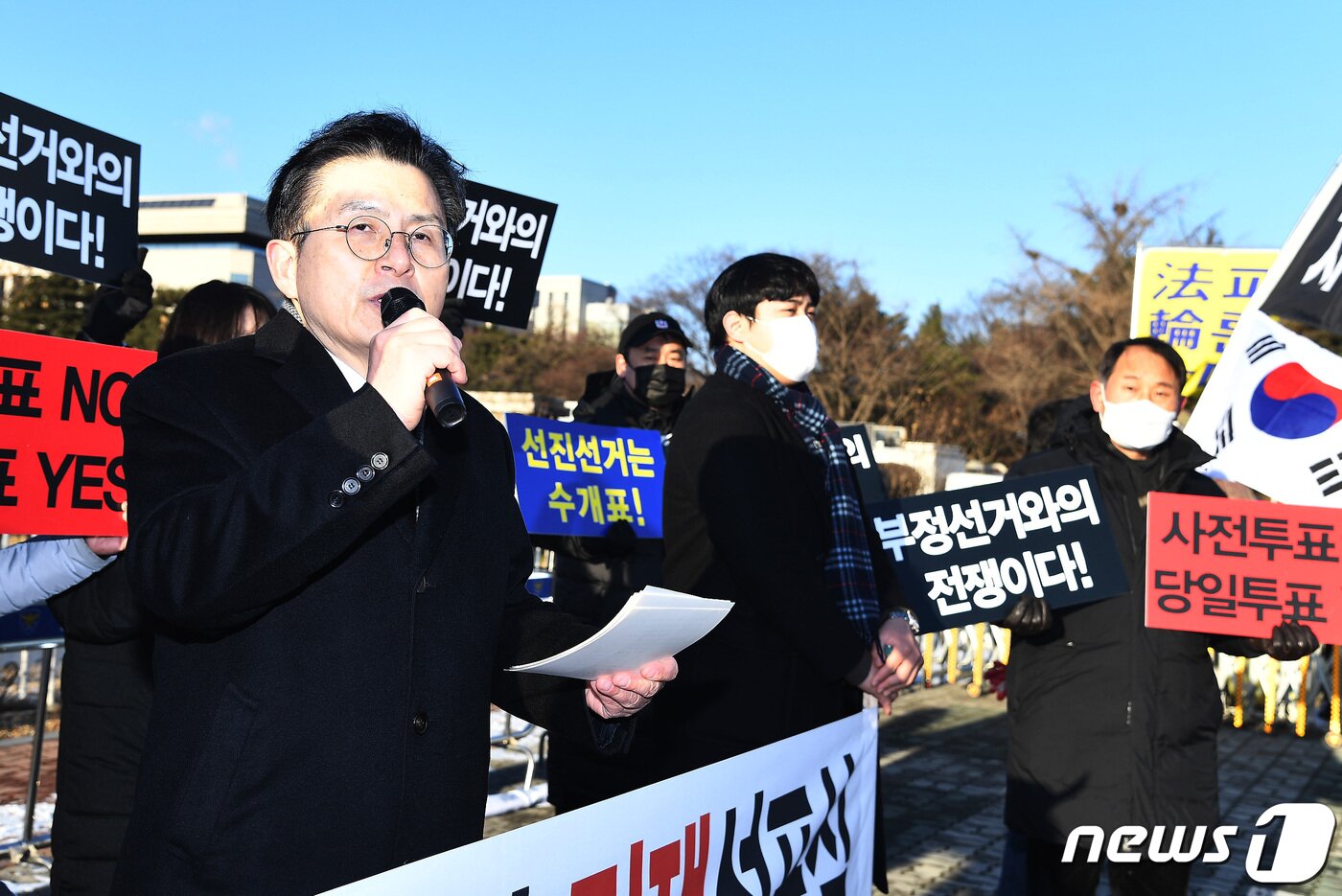 본문 이미지 - 황교안 전 미래통합당(현 국민의힘) 대표가 지난달 11일 서울 여의도 국회 앞에서 ‘부정선거와의 전쟁선포식’ 기자회견을 하고 있다. 2022.1.11/뉴스1 ⓒ News1 구윤성 기자