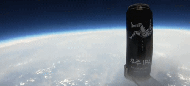 본문 이미지 - 2020년 5월 더쎄를라잇브루잉은 자사 제품 '우주IPA'를 성층권에 올려보내는 우주 마케팅 프로젝트를 실시했다. (우주청[SPACEJAM]유튜브 채널)ⓒ 뉴스1