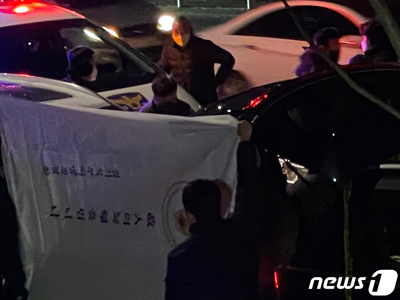 (파주=뉴스1) 구진욱 기자 = 11일 오후 경기 파주시 운정신도시의 한 도로변에서 오스템임플란트 횡령 직원 이모씨의 부친 A씨가 차량 안에서 숨진 채 발견돼 경찰이 현장 감식을 …