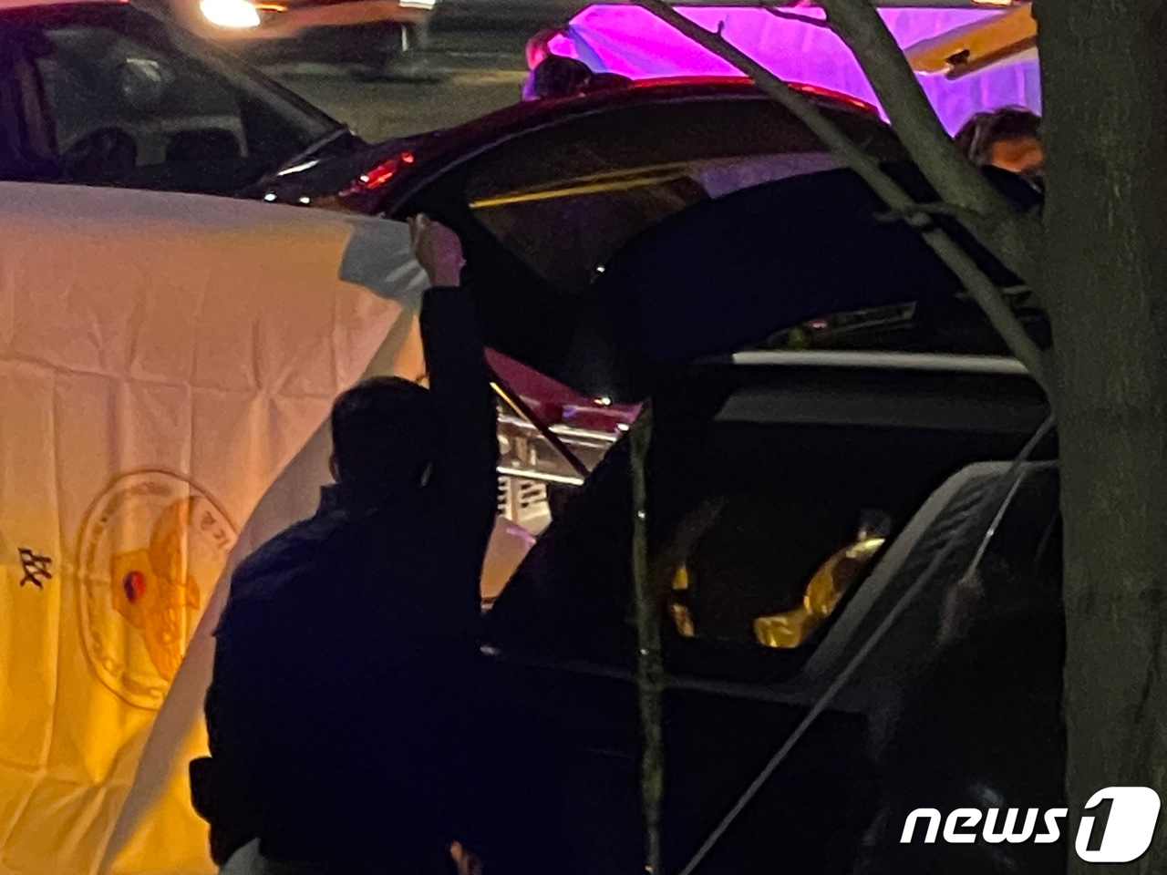 (파주=뉴스1) 구진욱 기자 = 11일 오후 경기 파주시 운정신도시의 한 도로변에서 오스템임플란트 횡령 직원 이모씨의 부친 A씨가 차량 안에서 숨진 채 발견돼 경찰이 현장 감식을 …