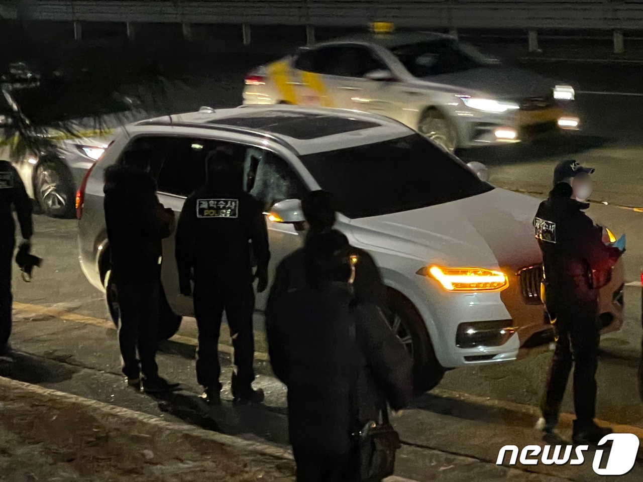 (파주=뉴스1) 구진욱 기자 = 11일 오후 경기 파주시 운정신도시의 한 도로변에서 오스템임플란트 횡령 직원 이모씨의 부친 A씨가 차량 안에서 숨진 채 발견돼 경찰이 현장 감식을 …