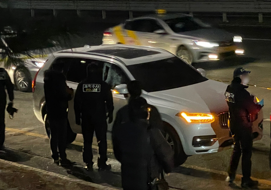 오스템임플란트 횡령 직원 부친 차량 수색하는 경찰