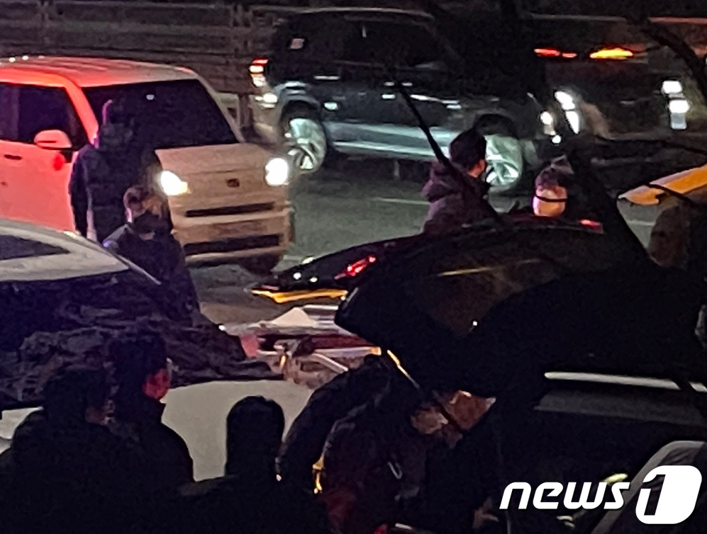 (파주=뉴스1) 구진욱 기자 = 11일 오후 경기 파주시 운정신도시의 한 도로변에서 오스템임플란트 횡령 직원 이모씨의 부친 A씨가 차량 안에서 숨진 채 발견돼 경찰이 현장 감식을 …