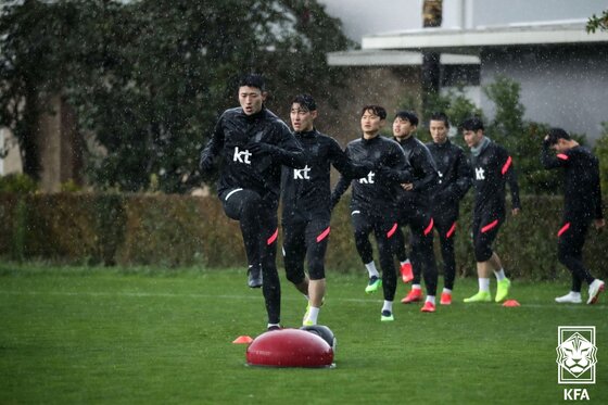본문 이미지 - 대한민국 축구 국가대표팀 조규성, 김진수가 11일 터키 안탈리아 코넬리아 다이아몬드 필드에서 전지 훈련을 하고 있다.&#40;대한축구협회 제공&#41; 2022.1.12/뉴스1 ⓒ News1 신웅수 기자